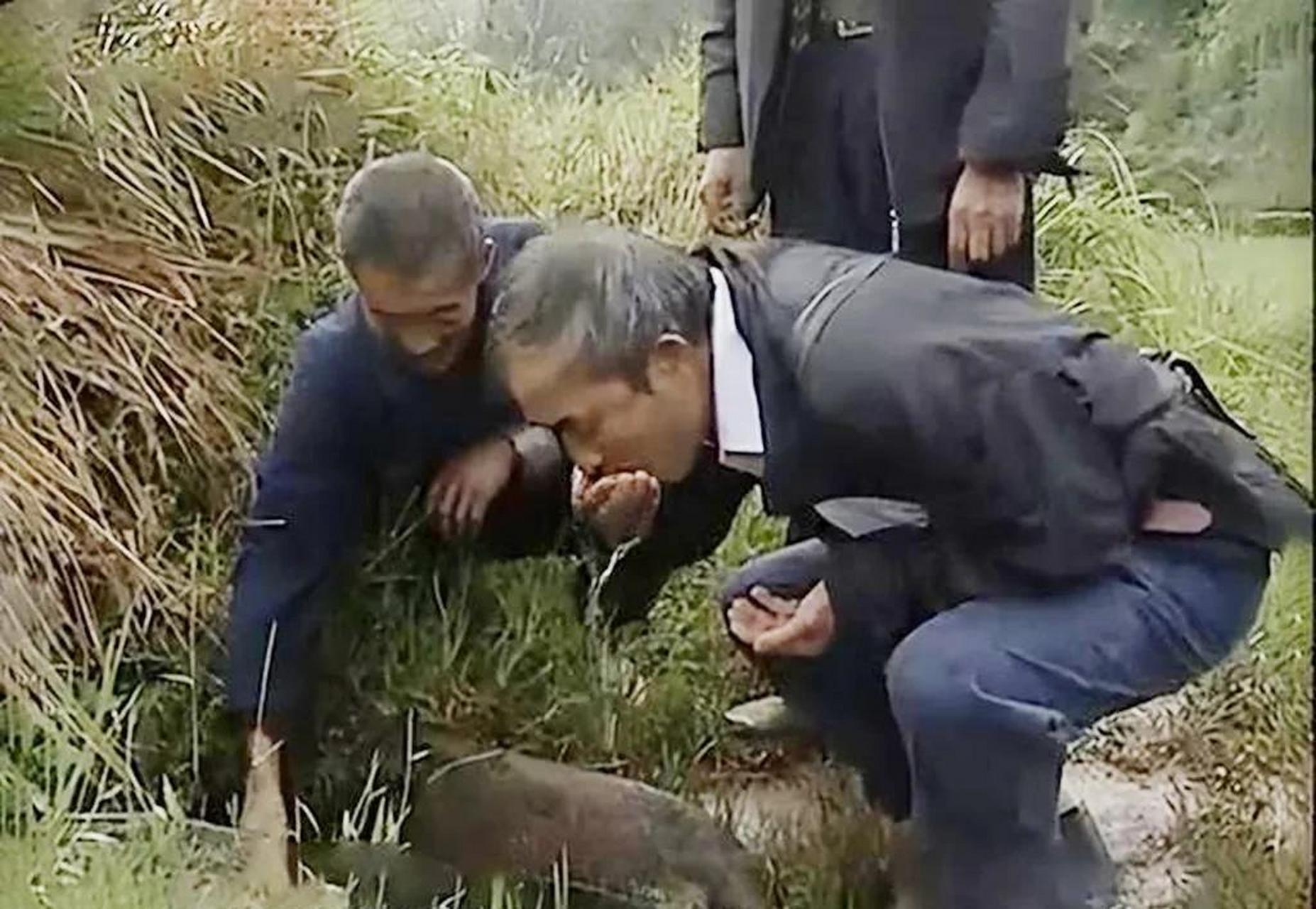 百家号星火计划# 在四川武胜县木井村,村口有两口井,相距仅6米,但两