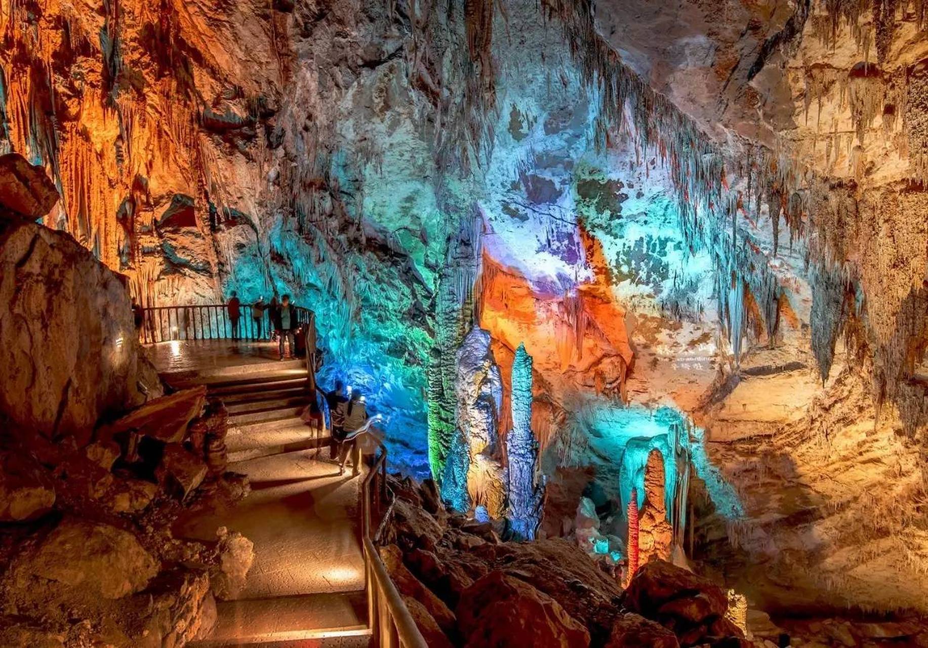 芙蓉洞位于武隆县江口镇的芙蓉江畔,距武隆县城20公里.