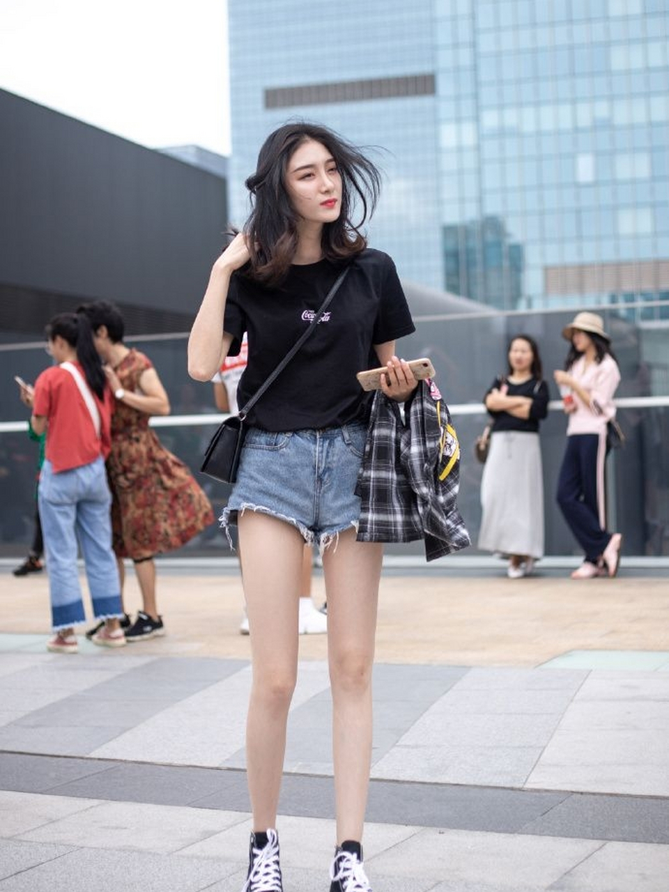 成都街拍美女系列,这小细腿儿是从漫画里面走出来的,你觉得呢?