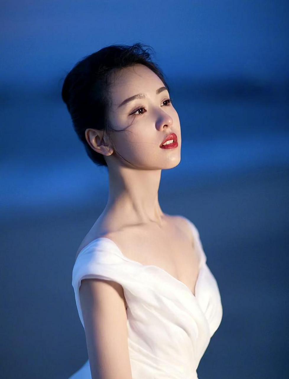 这就是女明星的标准身材吧,气质一流,五官标志,天鹅颈,锁骨好看.