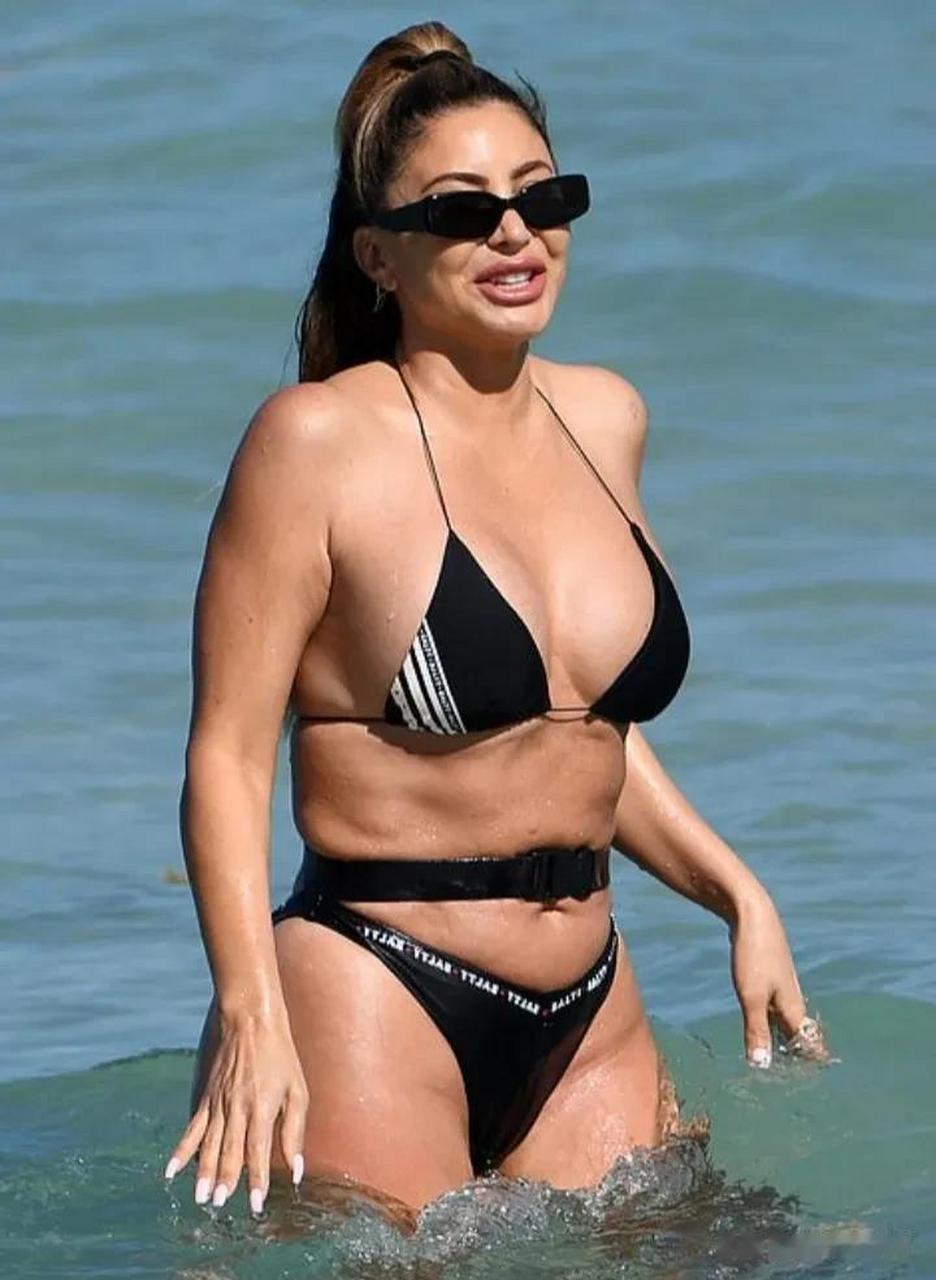 48岁拉尔萨梳了俏皮的马尾,精巧的太阳镜很好的修