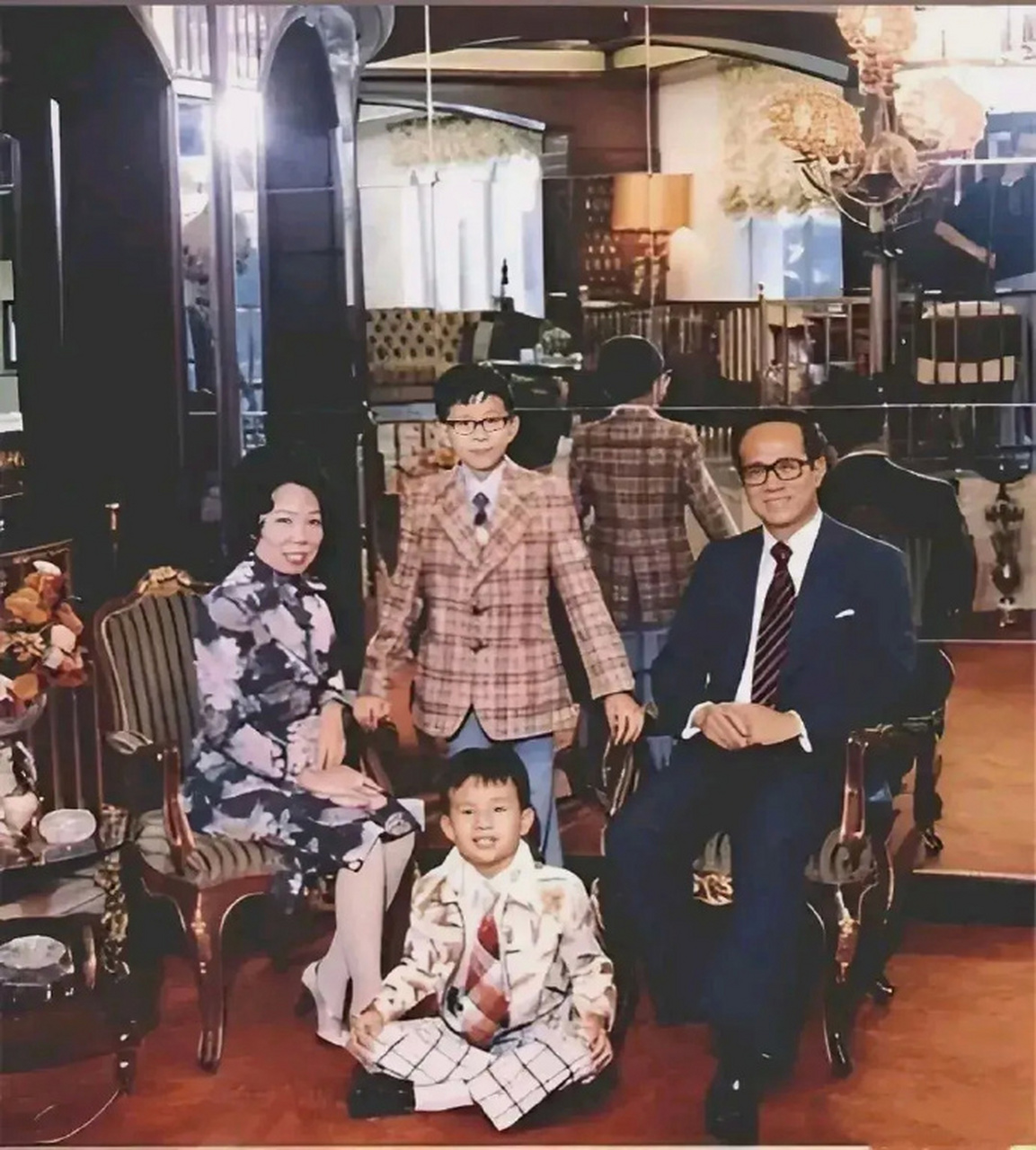 1975年,李嘉诚和妻子庄明月,带着两个儿子李泽楷,李泽矩在家中合影.