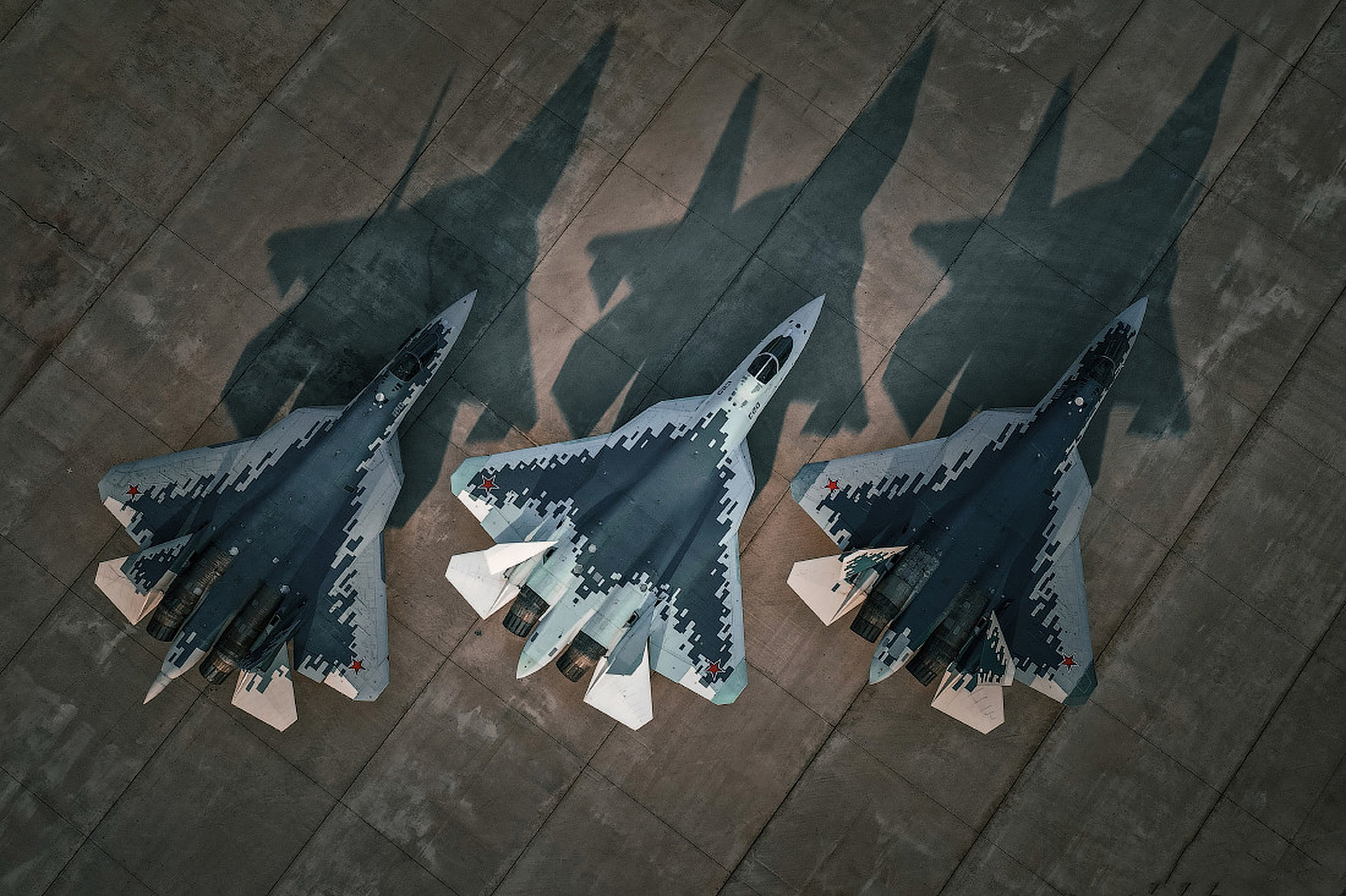 3架采用了2种不同涂装的苏-57战斗机同时出镜.