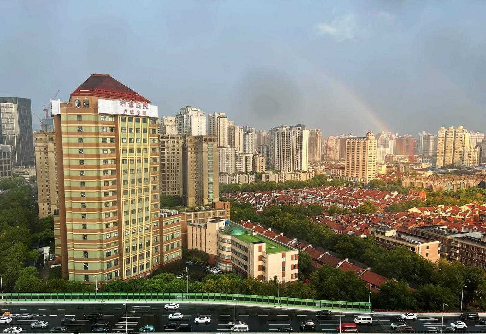 今天申城"一蓝两黄一橙"预警高挂,暴雨之后,雨后天晴,天空惊现一道