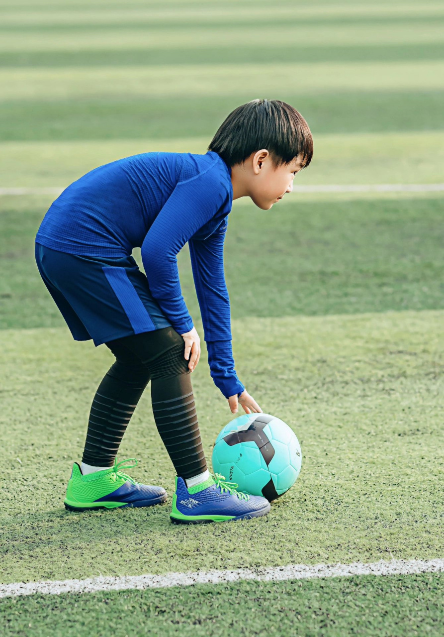 一脚直中球门,踢球的男孩是帅!