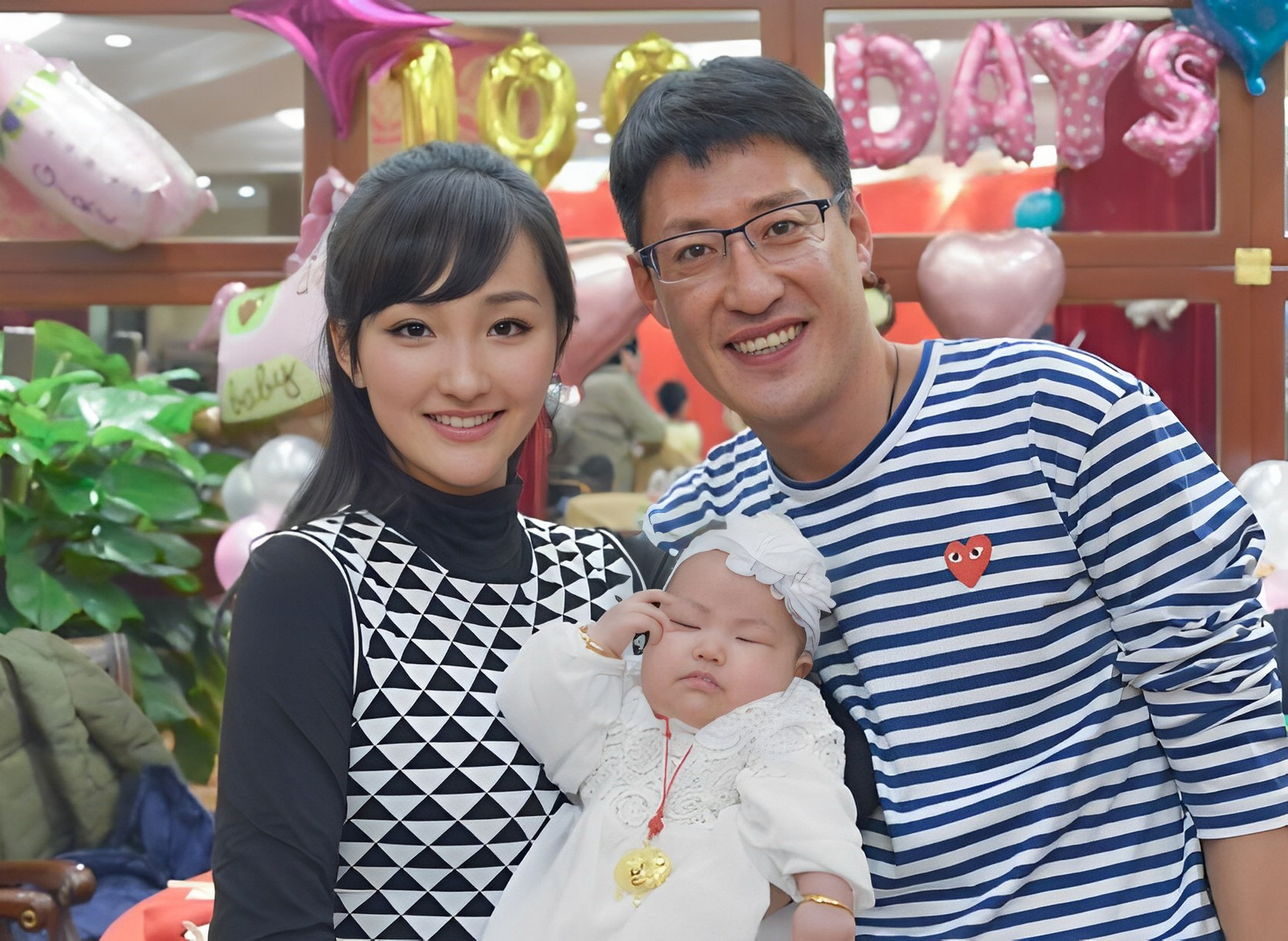 2009年,于震向怀孕的妻子扔板凳,方柏霓吓坏了.