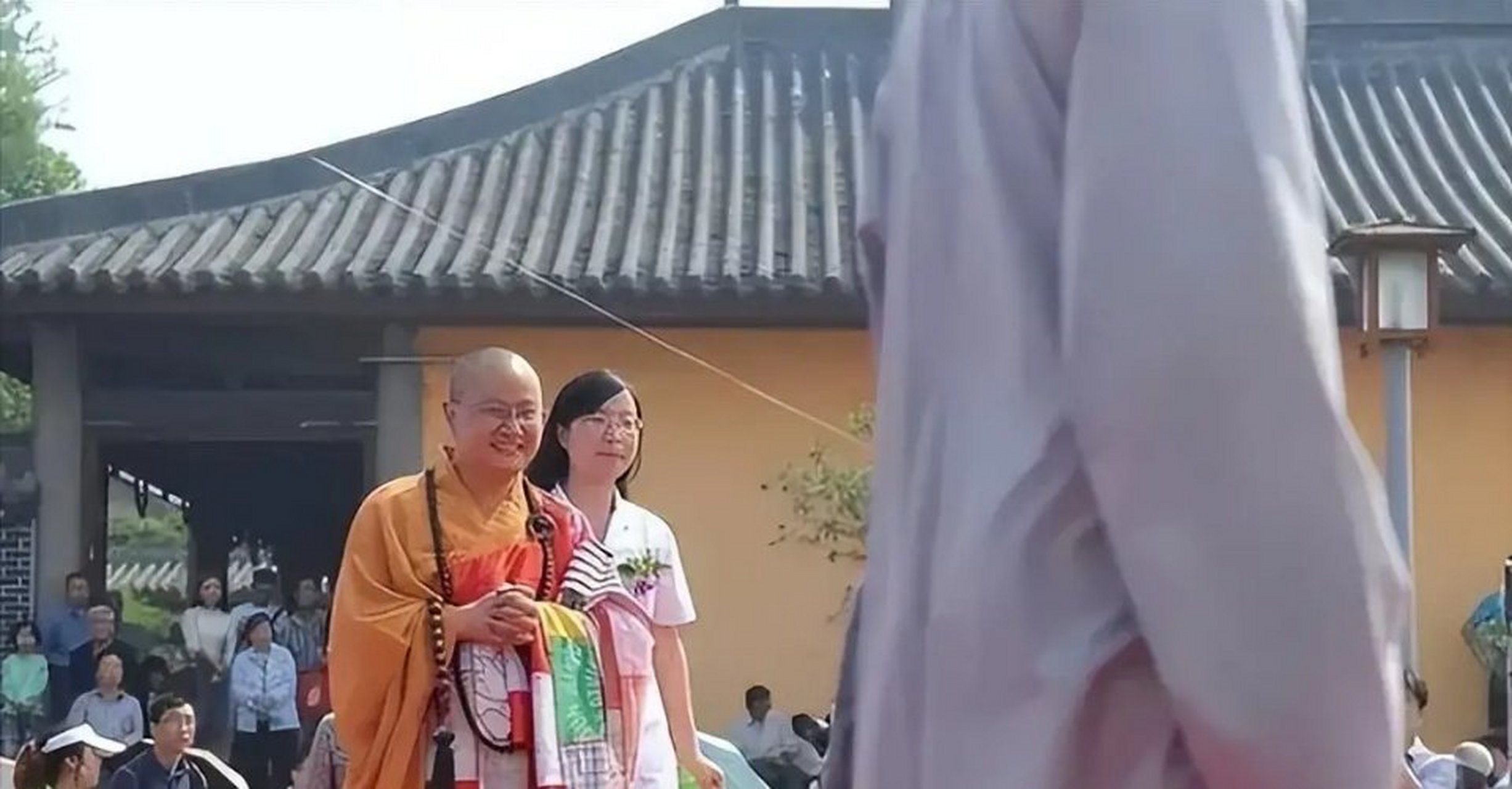 素全法师身穿108罗汉娃衣服缝制的百衲衣#512