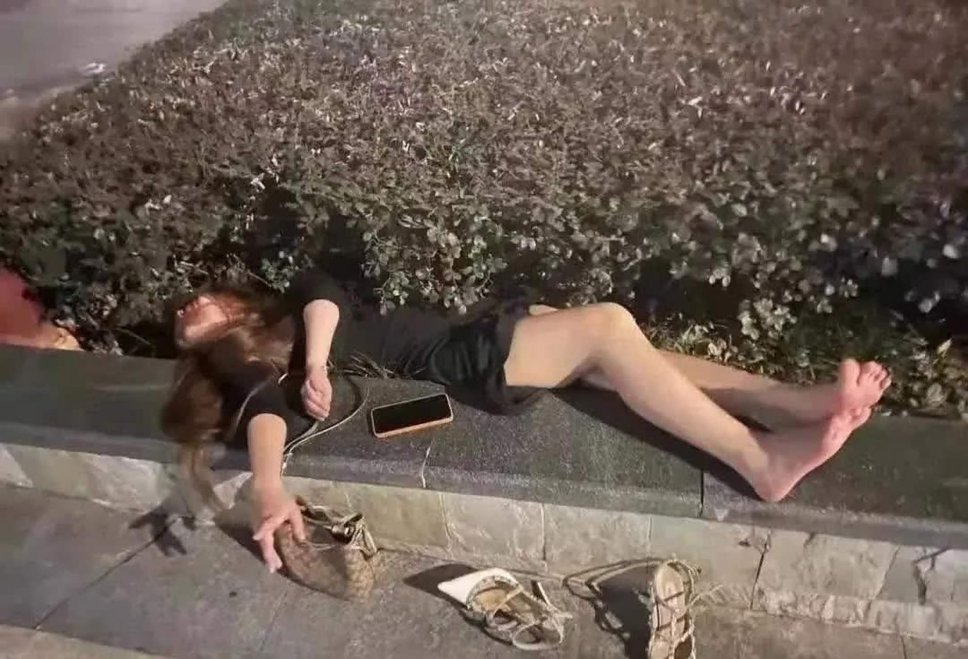 在路边,我看到一个女孩喝醉后昏迷不醒,我不知道如何联系她的家人.