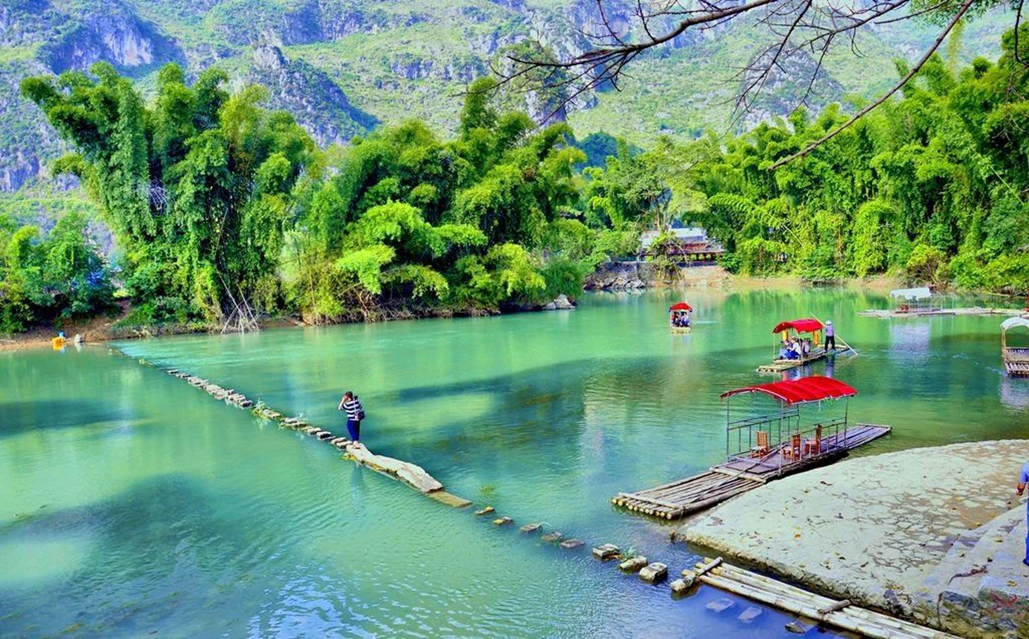 贵州大小井:位于罗甸县沫阳镇,这里天坑密布,河水碧绿,被称为贵州第二