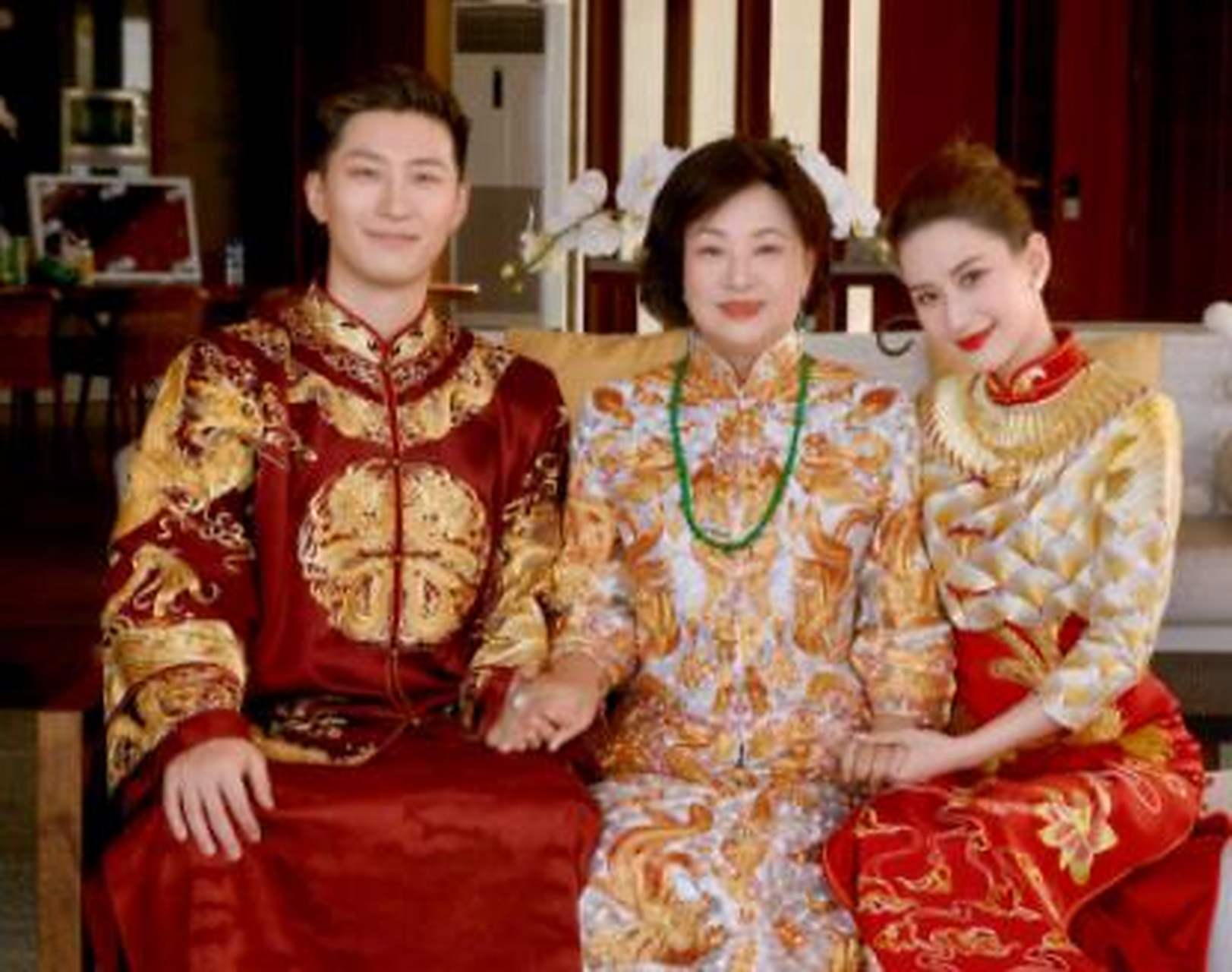 窦骁和千金何超莲晒婚纱照官宣结婚,没想到最先送上祝福的是张艺谋!