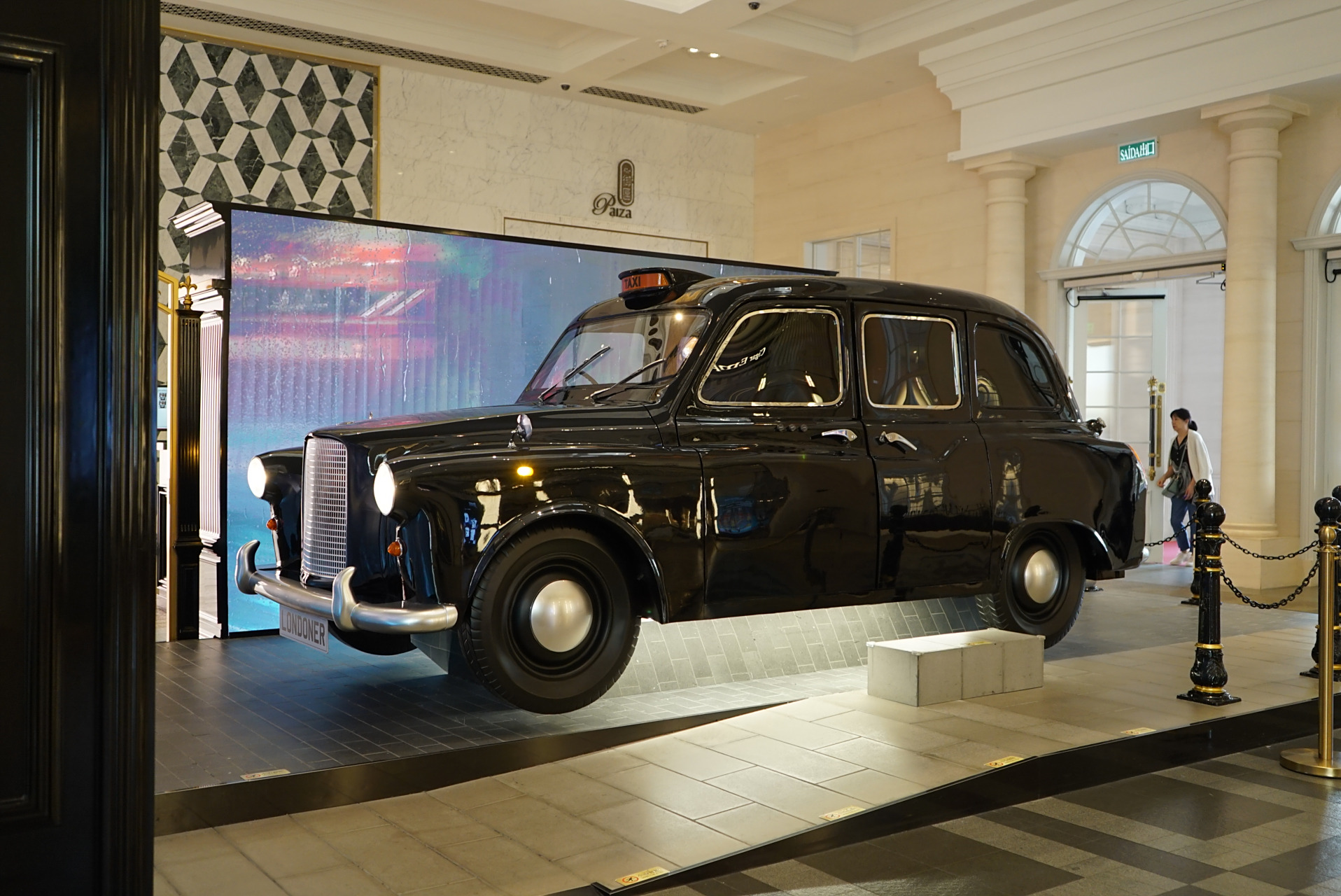 这是伦敦的经典出租车,诞生于1959年,这是fx4,采用对开门的设计,搭载