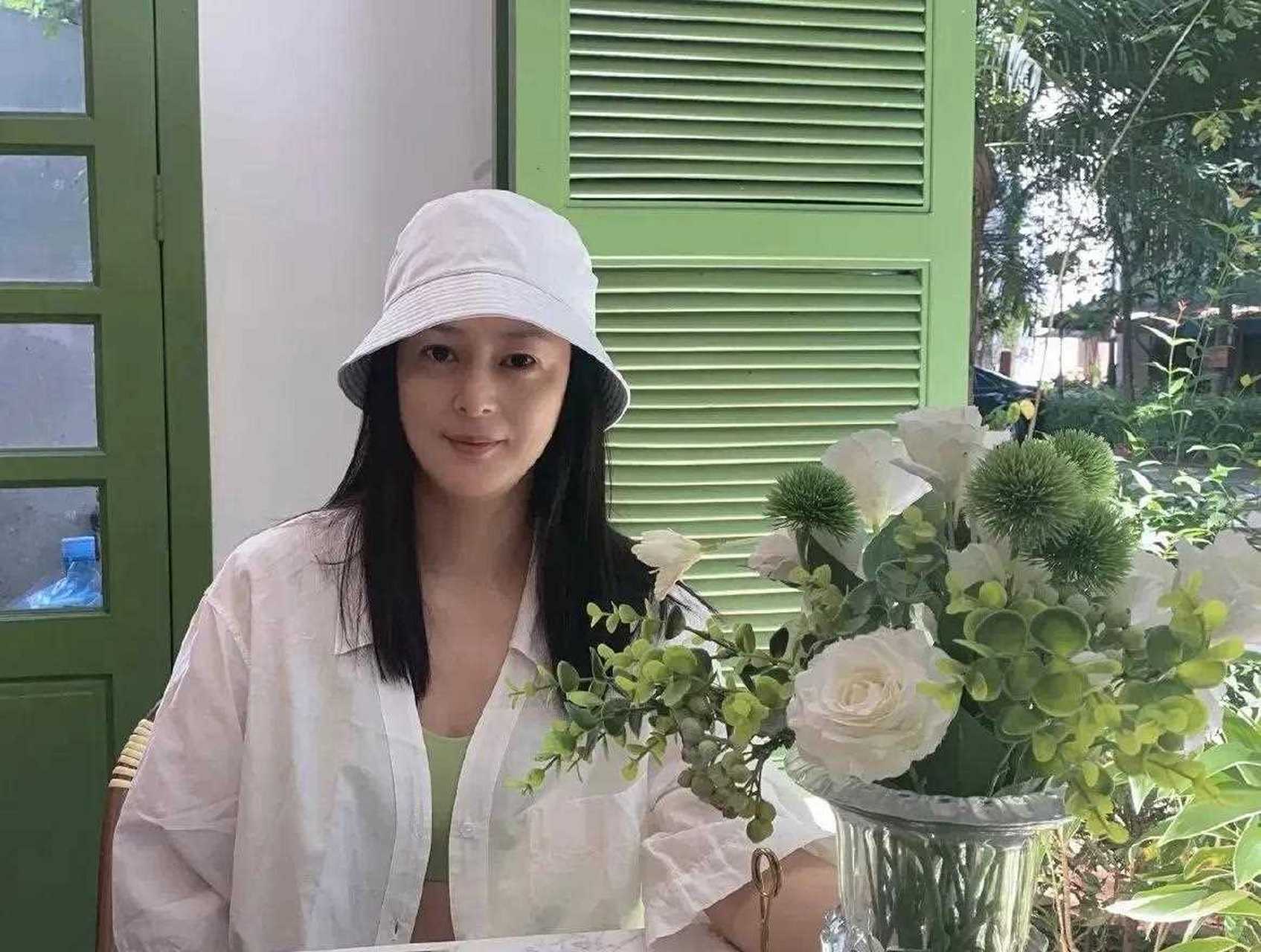 黄澜是个厉害的制片人,不仅会赚钱,还很会打扮,坚强又能干,离婚独自