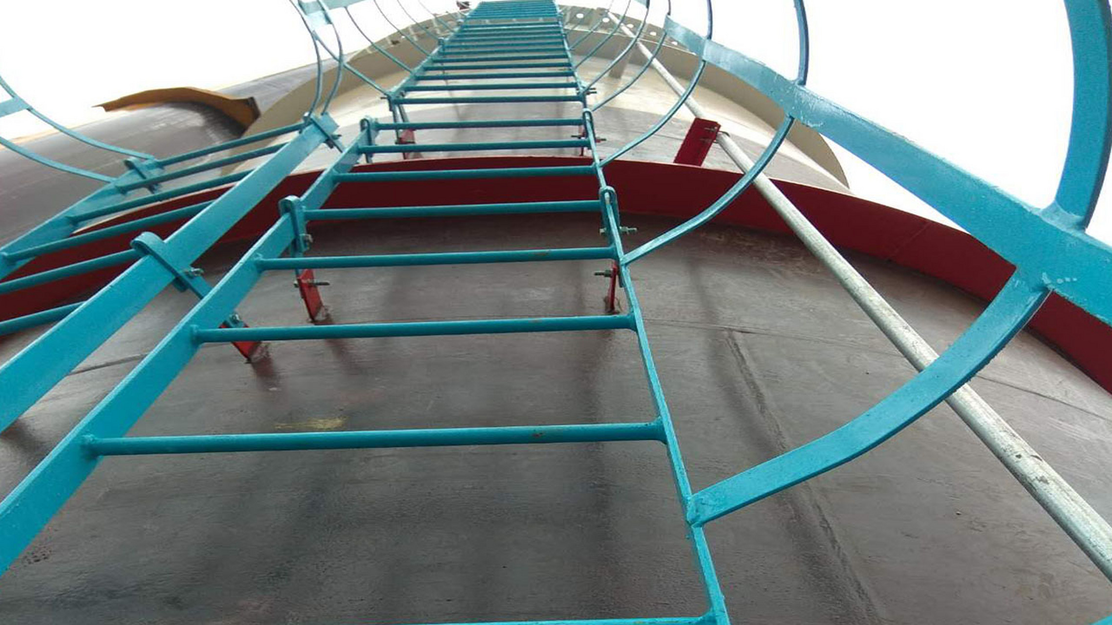 钢烟囱爬梯安装施工