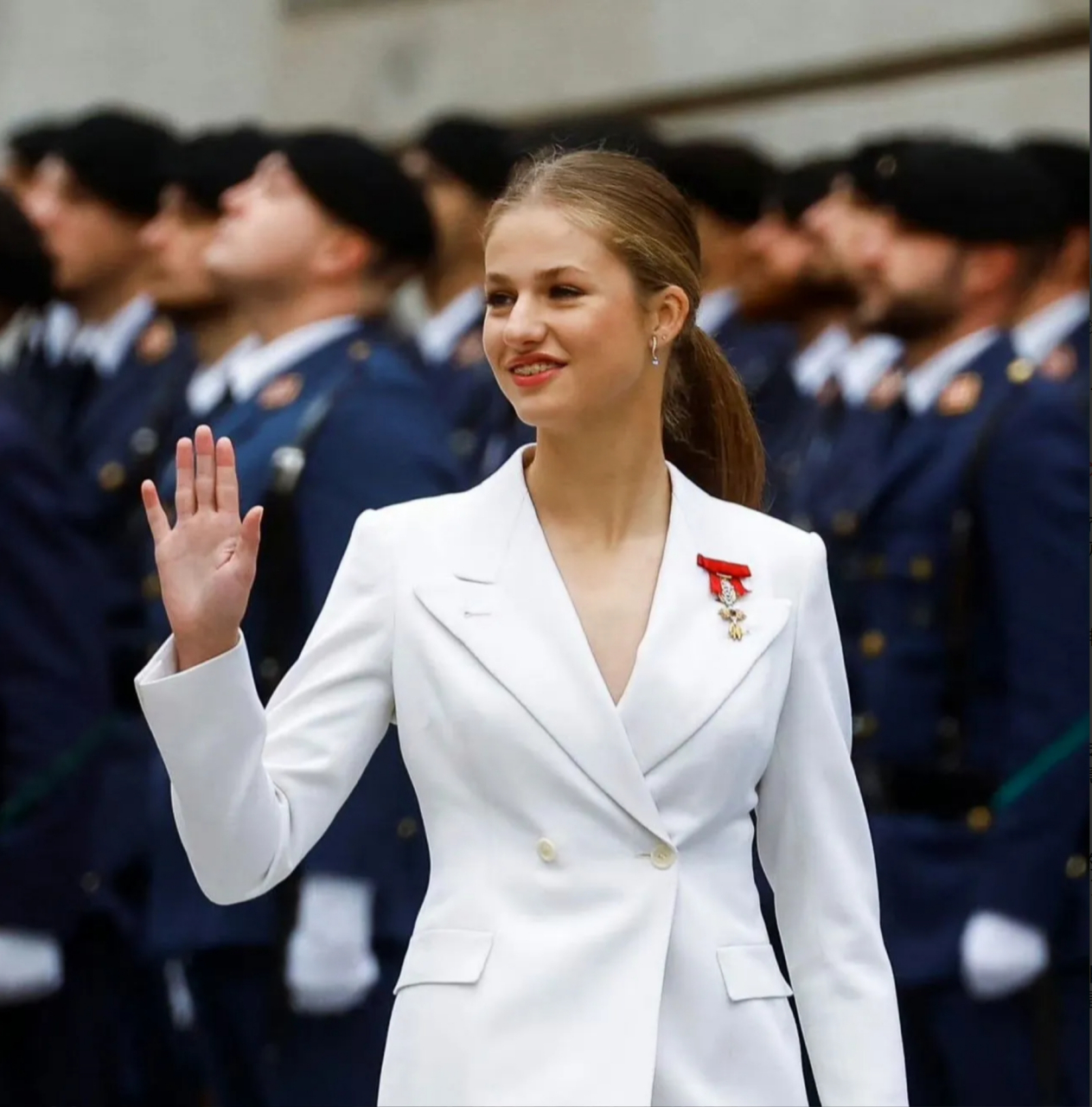 能文能武气场全开,天生女王范儿  莱昂诺尔公主则是未来女王的热门