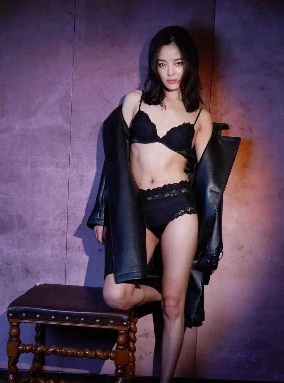 辛芷蕾为男人装拍摄的泳装照生图,你有被性感到吗?