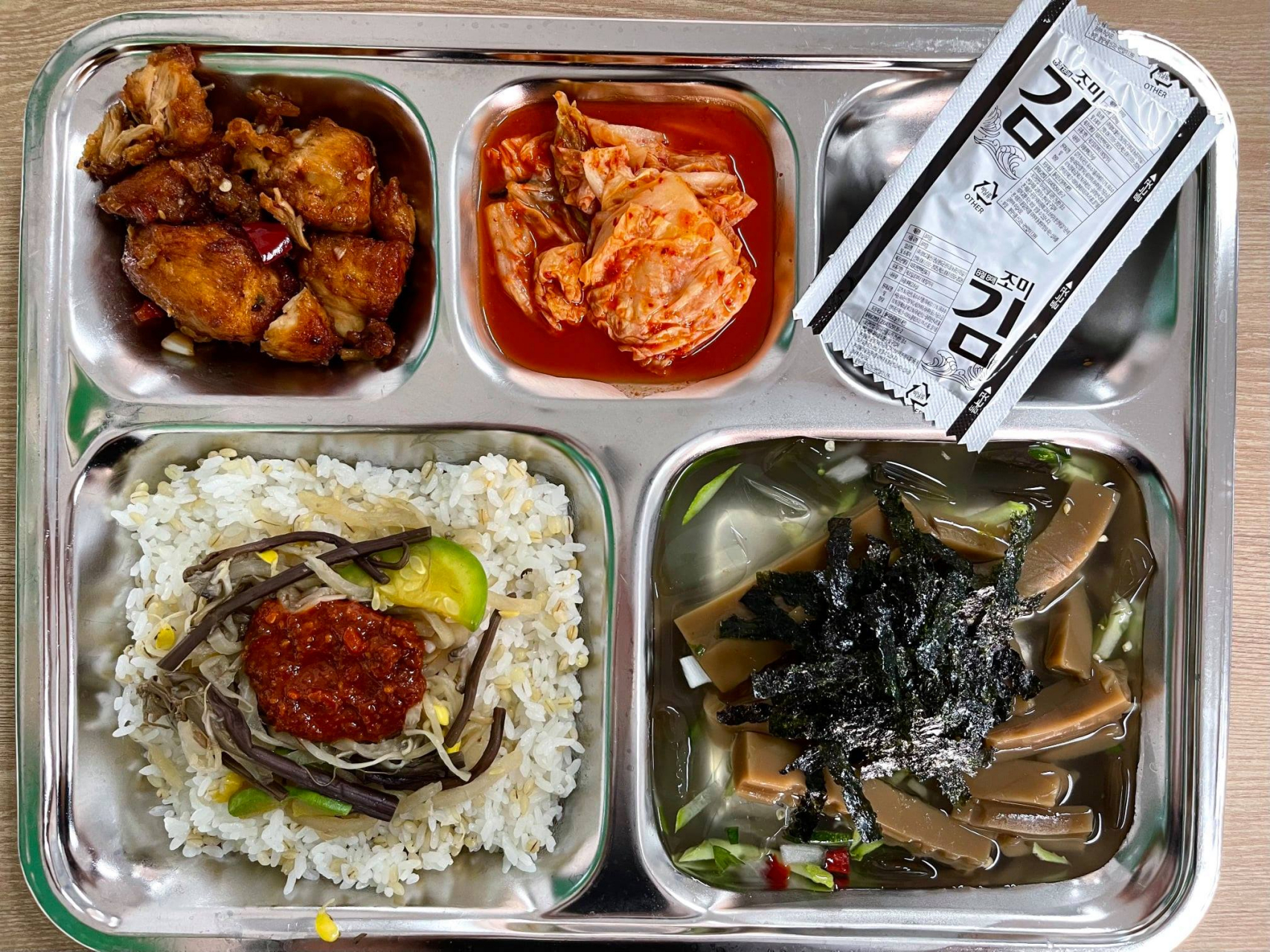 图7-12:另外一支韩军部队士兵晒出的部队伙食.#韩国 满汉全席