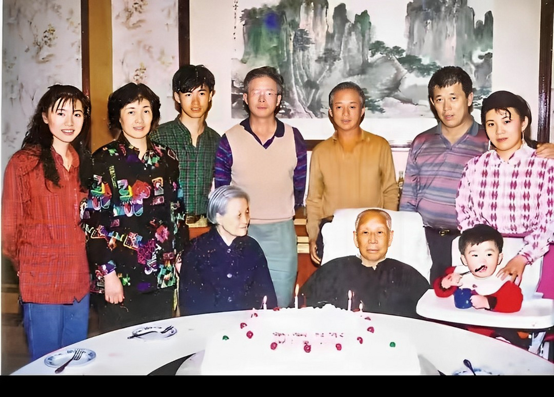 这是1992年,王震将军一张罕见的全家福,照片上是他的妻子王季青,孩子