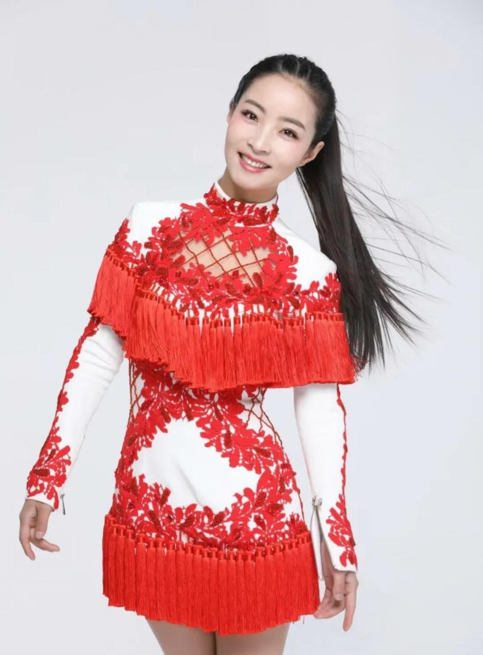 王小妮,出生于陕西省榆林市榆阳区大河塔乡冯家湾村,毕业于中央民族