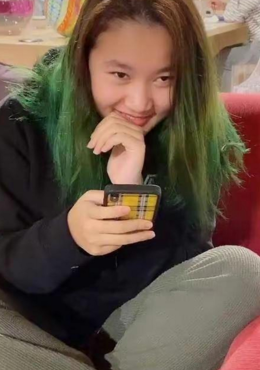 陈凯歌前妻洪晃晒养女平平照片,自信大方,教育的很不错!