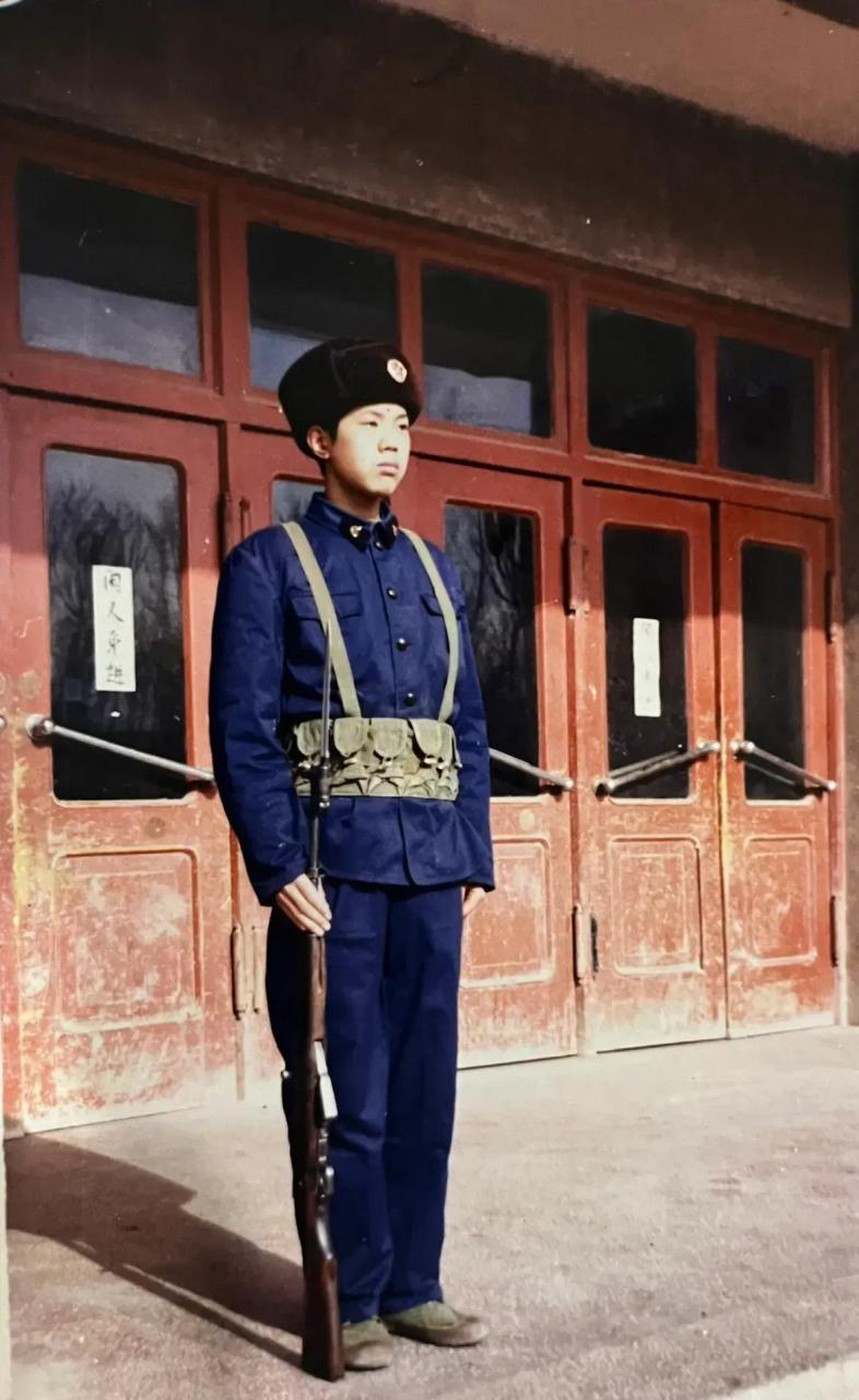 这个战士身上穿的军装,很多人都没有见过,其实这是87式海军士兵冬装.