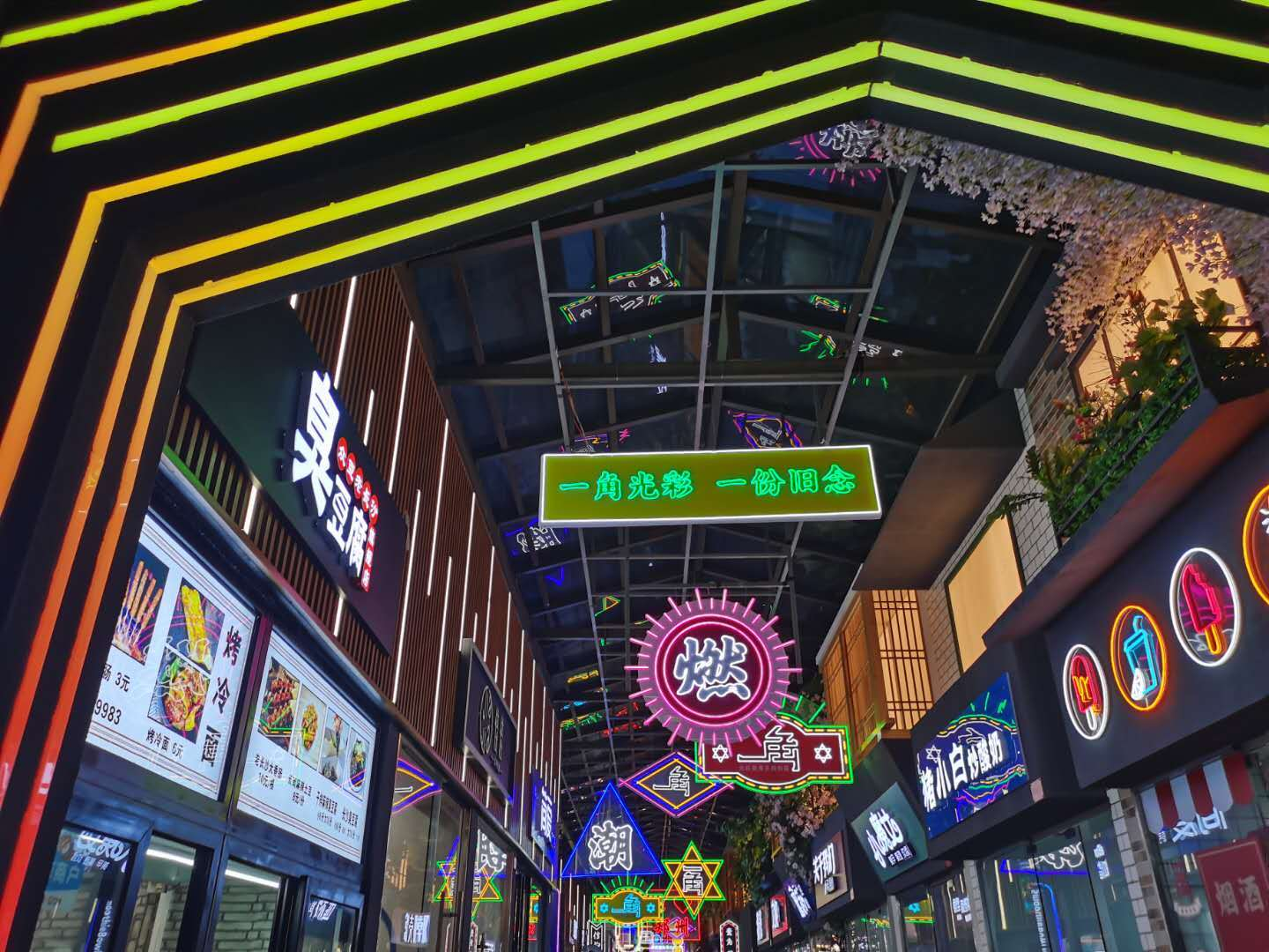 地处市中心繁华地带,东太康路28号大上海城对面,地理位置优越,交通