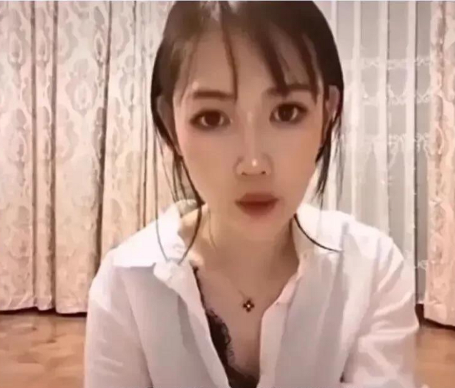 马蓉直播内容低俗擦边,仅21分钟就被举报下线 马蓉又蠢蠢欲动开直播