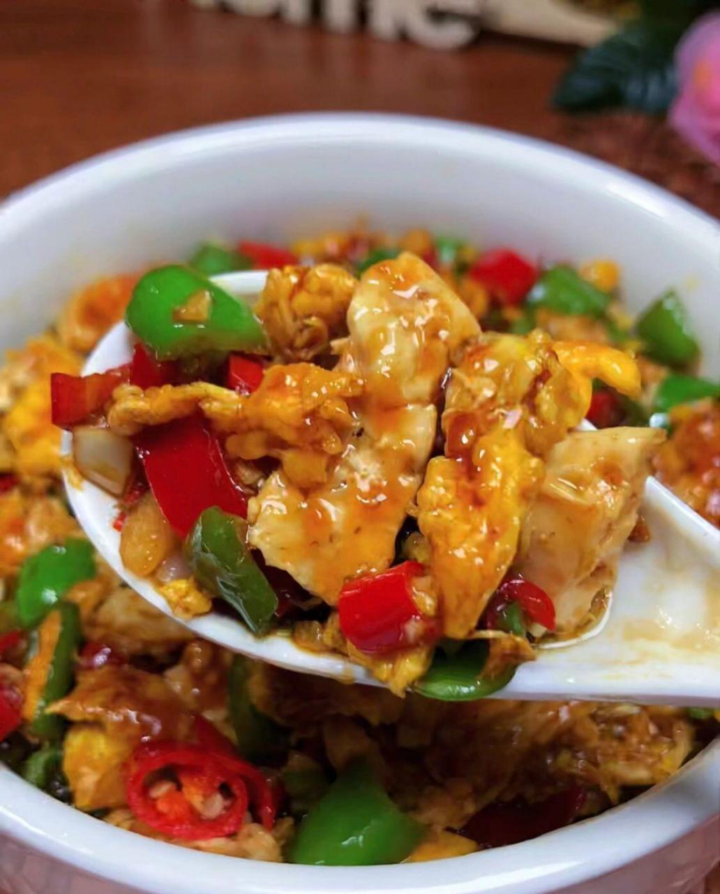 食材:鸡蛋,高安椒,小米辣,蒜 ?做法:1?