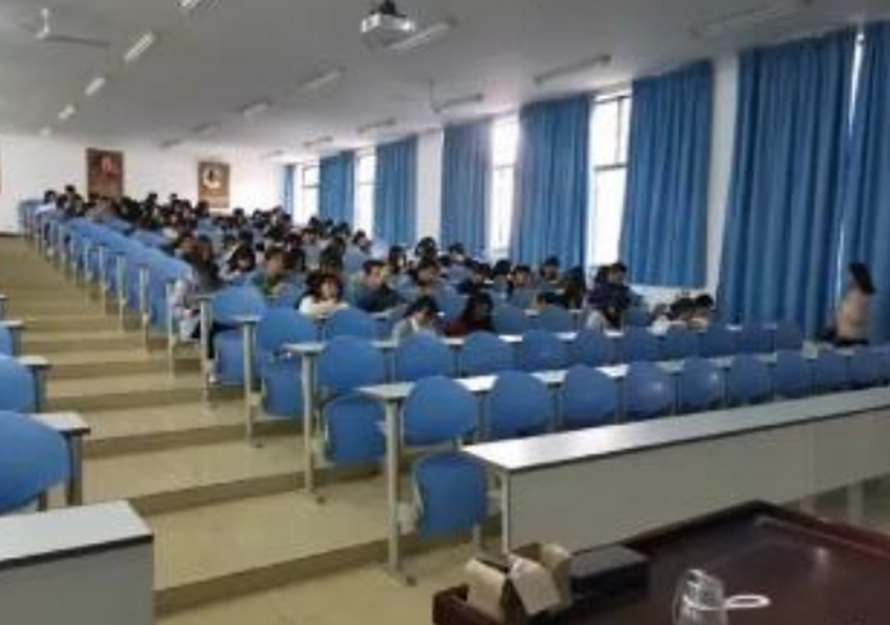 为什么大学教室里前几排没人坐?