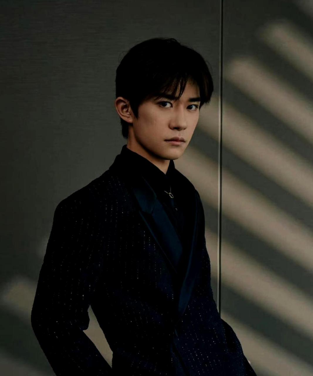 易烊千玺从拍戏结束后参加活动,眼神坚定,侧脸下颌线优美,身材瘦了