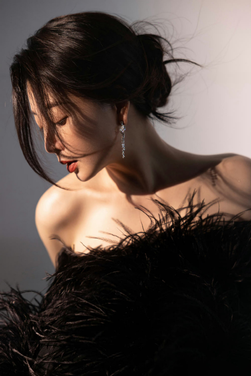 殷桃这一身也好看的紧#殷桃# #殷桃白色抹胸裙