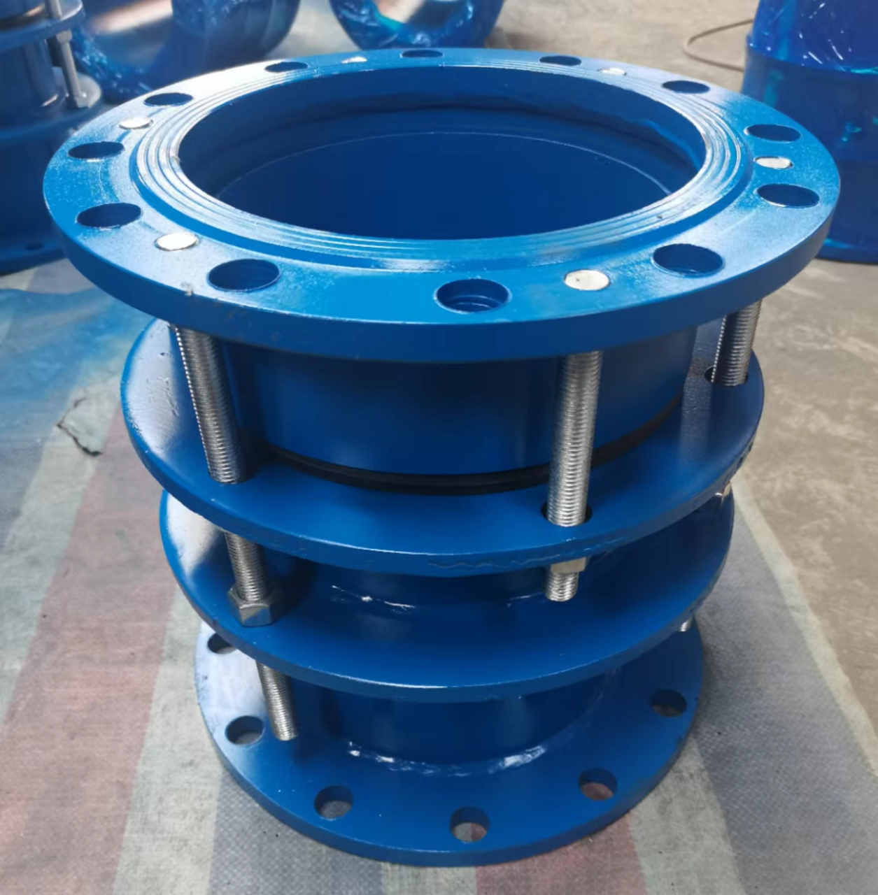 例如,我们使用dn500直径的污水管道伸缩接头,安装长度370mm,补偿量