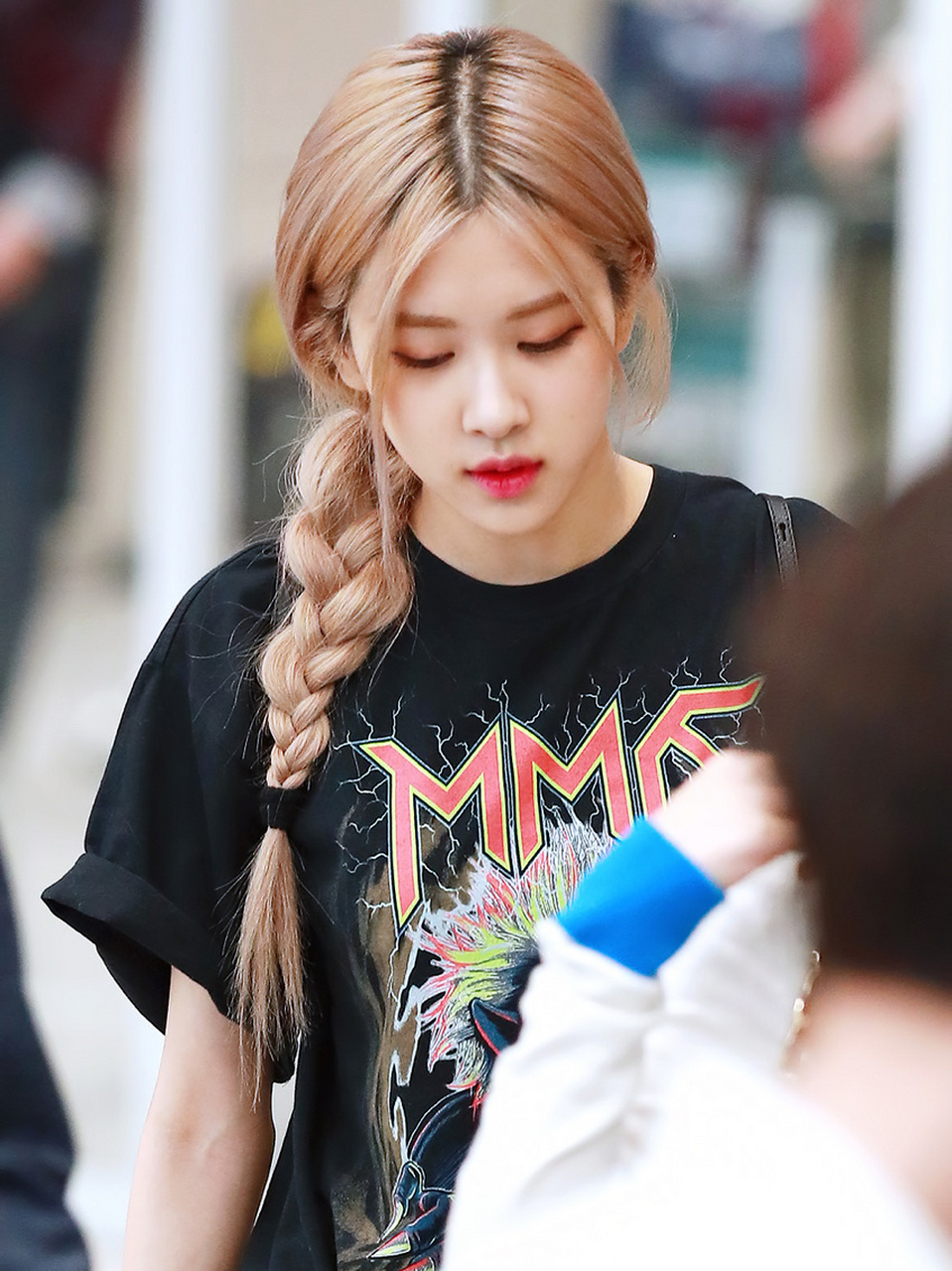 rosé朴彩英私服穿搭 麻花辫好美 这次的鞋子终于不是阿迪了 是肉肉