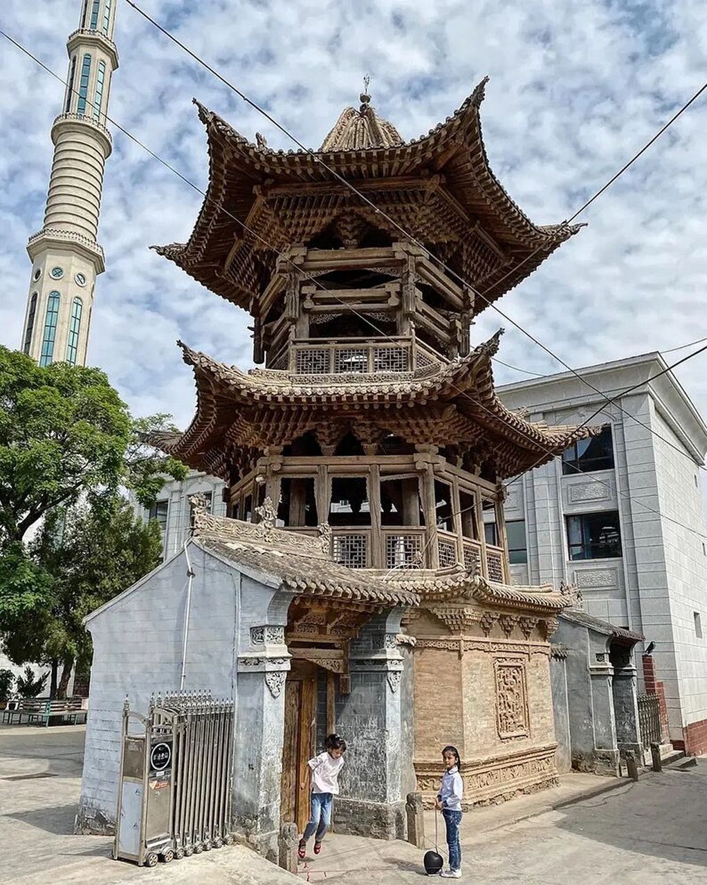 我是拉边清真寺,又名辽湾清真寺,坐落在青海省循化撒拉族自治县白庄乡