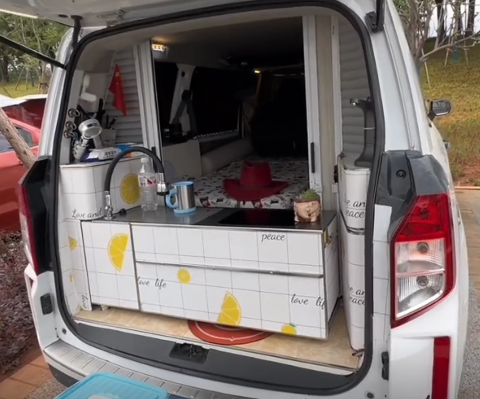 我也有一个小小的梦想,把面包车改装成房车,出去流浪