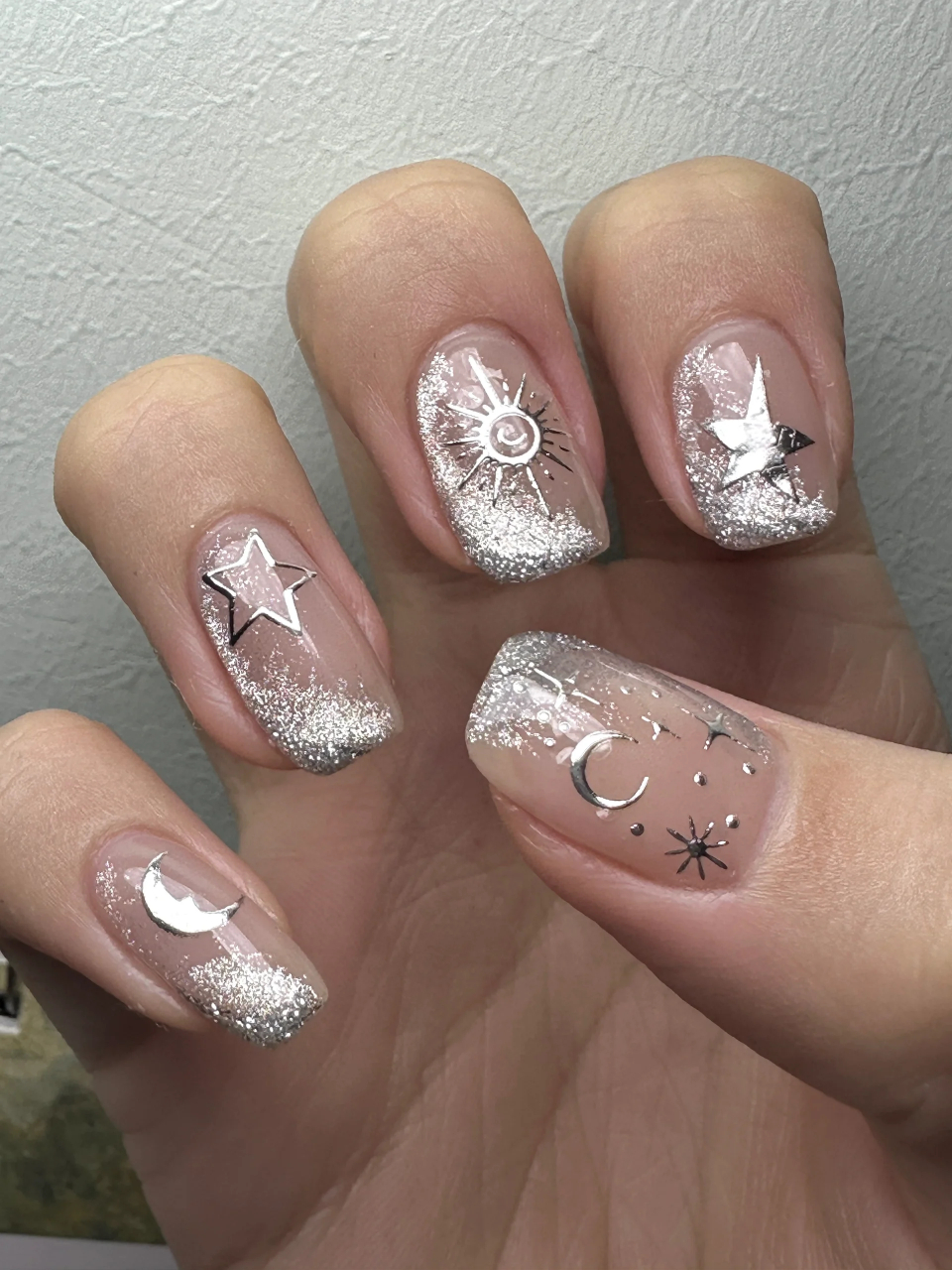 美甲分享bling爆闪星月78  裸色打底 晶石猫眼勾勒斜边 加上76