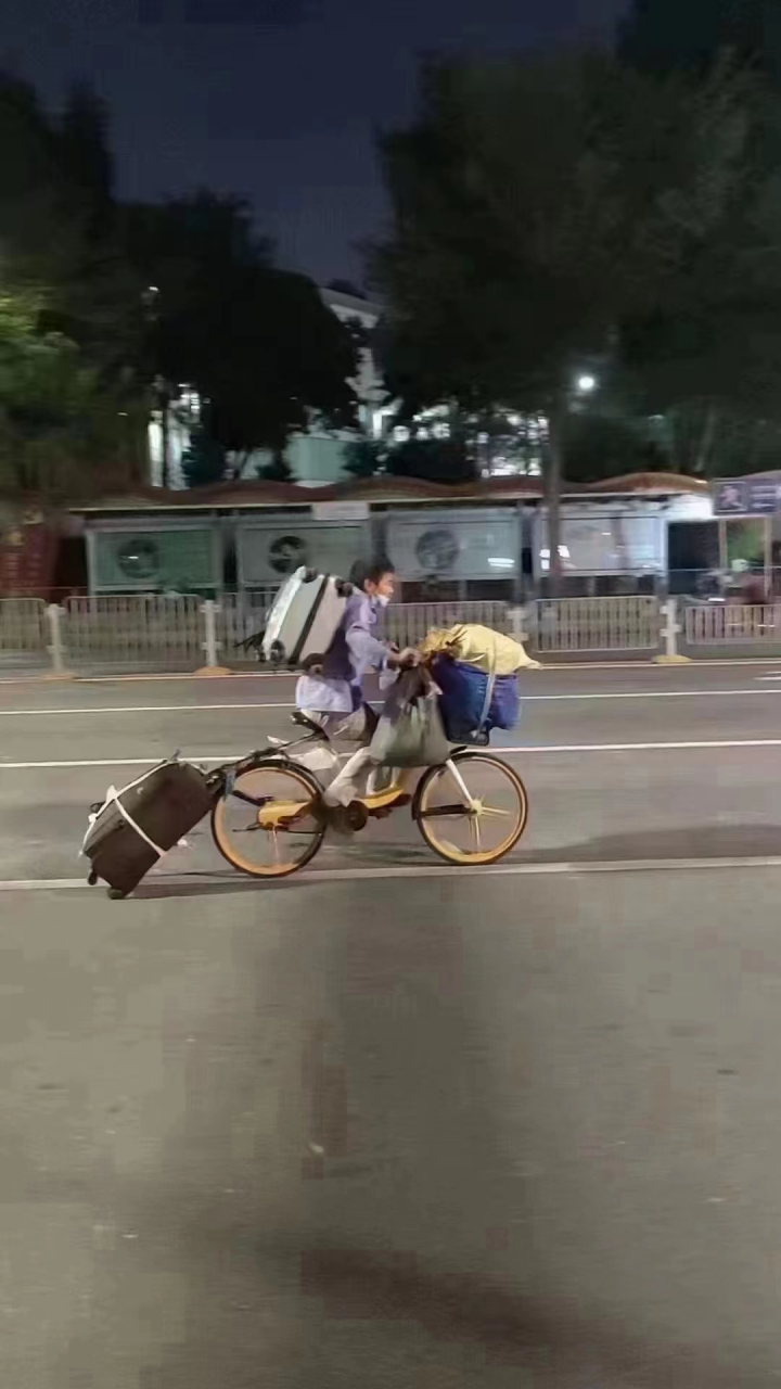 回家路上偶遇,这小哥是发生了什么,连夜卷铺盖走人