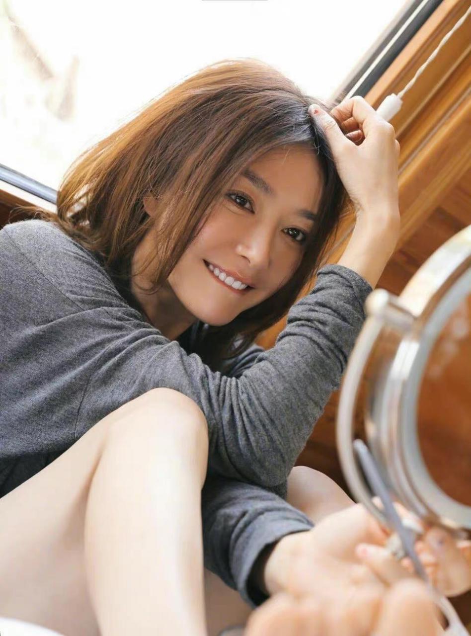 秦岚,居家写真照,笑容甜美,美腿迷人