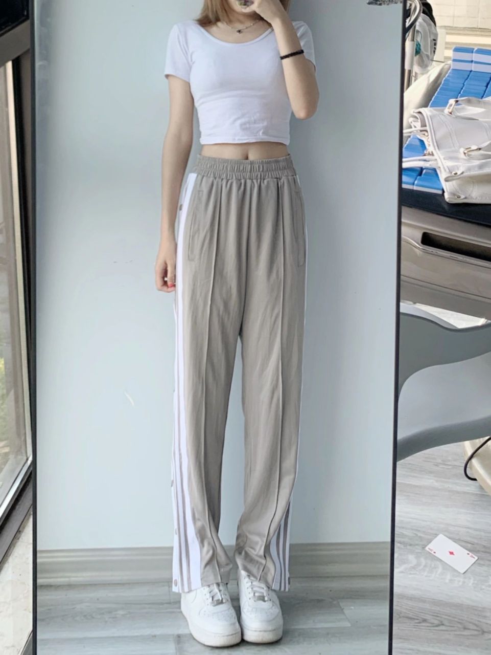 超级好穿的灰色三条杠排扣裤分享 好绝,建议买大一码可以盖住鞋子更