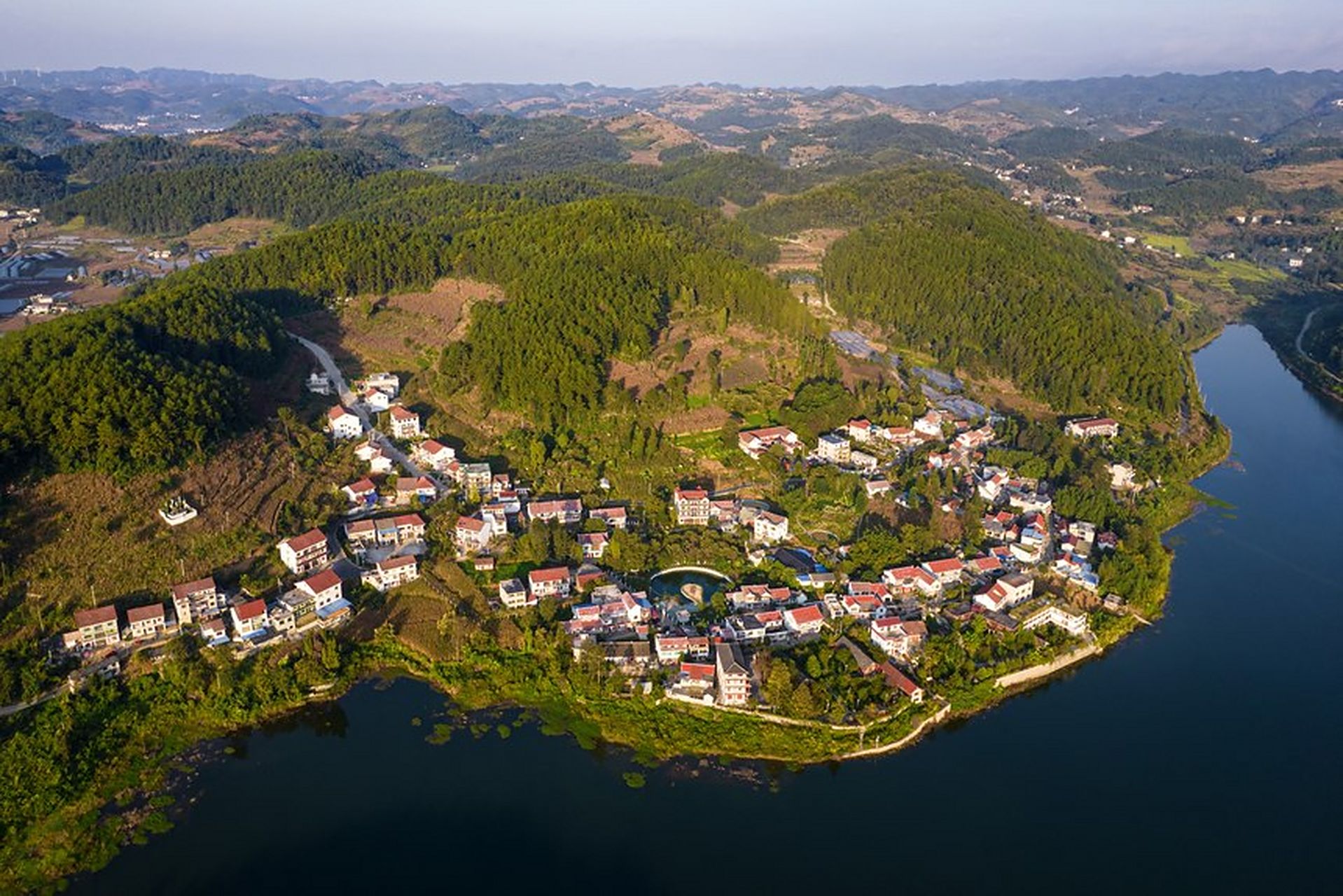 【贵州毕节:满族村寨风景如画】地处乌蒙山腹地的贵州省毕节市百里