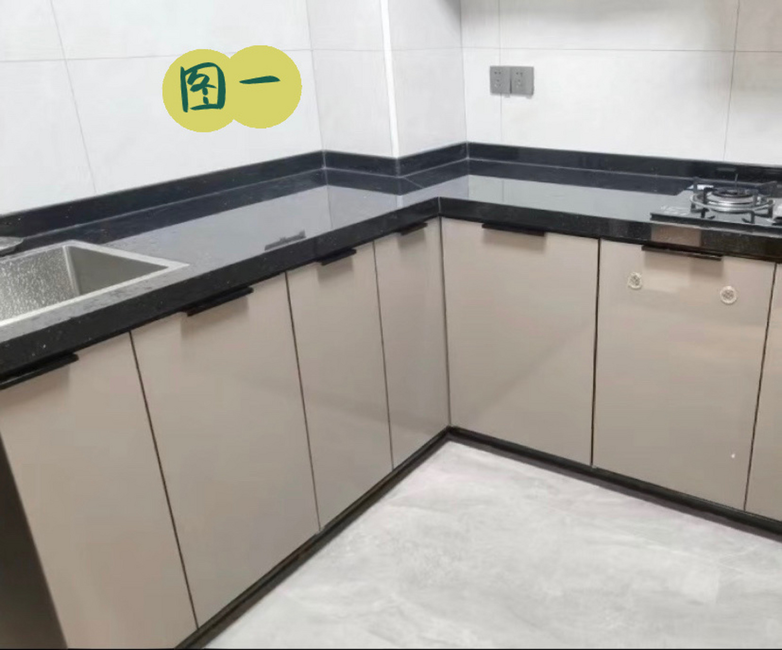 黑金沙灶台选什么颜色柜门0269♀15	厨房灶台选用了黑金沙台面