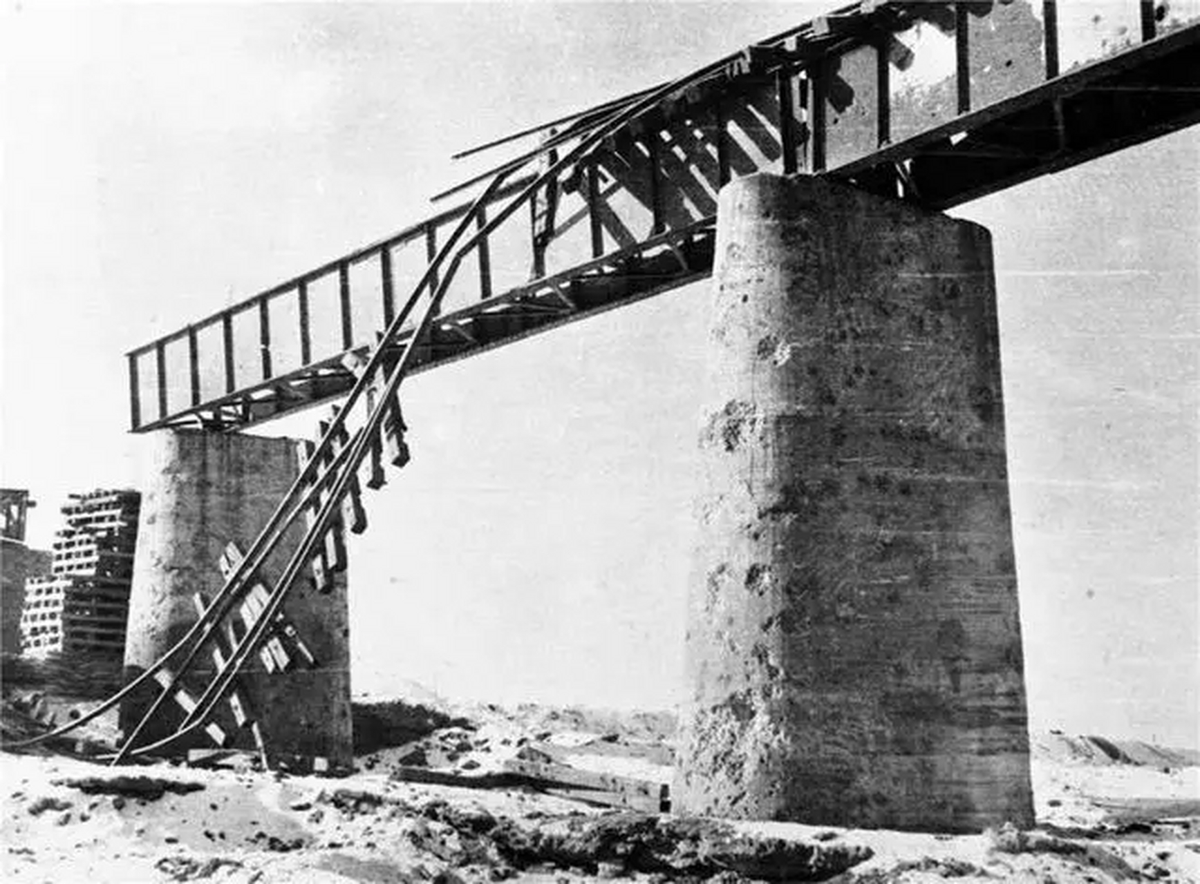 这是抗美援朝时期敌机炸毁的铁路大桥(资料照片).