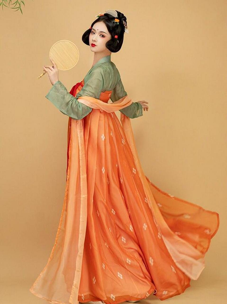 "橘系"汉服:齐胸裙 披帛  这套唐制汉服一眼看上去就有盛唐的风采.