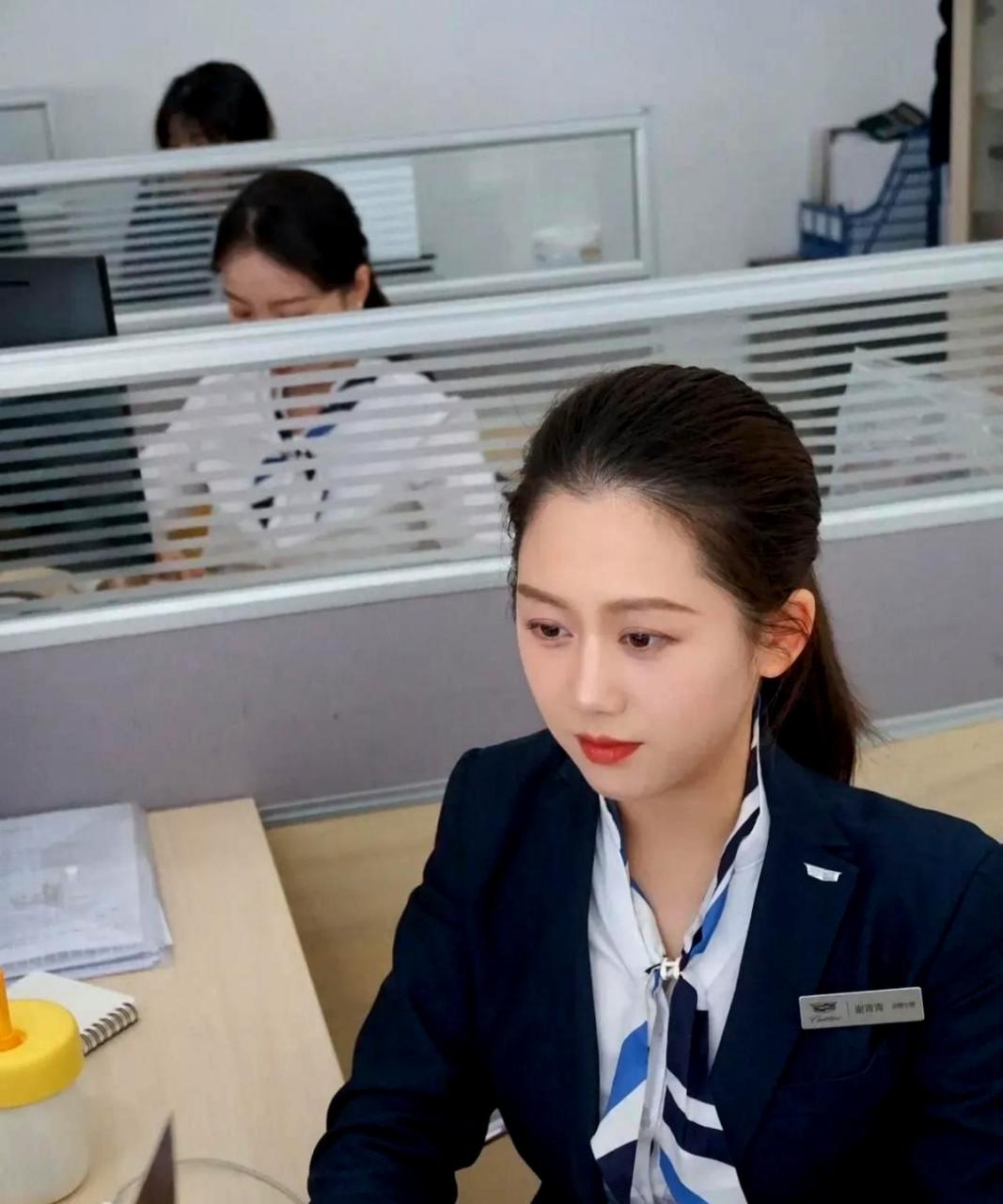 我们办公室的美女真是漂亮啊,每天看着她都让人心情愉悦.