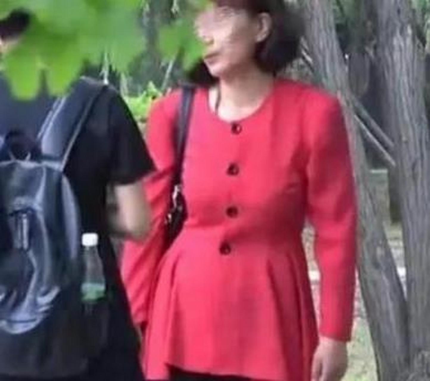 浙江一50岁大妈在网上约到了一个22岁的年轻小伙,大妈本想老牛吃嫩草