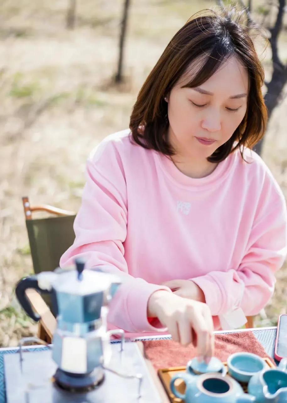 领动计划# 央视主持人杨帆和妻子李松奇,女儿的合影,妻子李松奇端庄