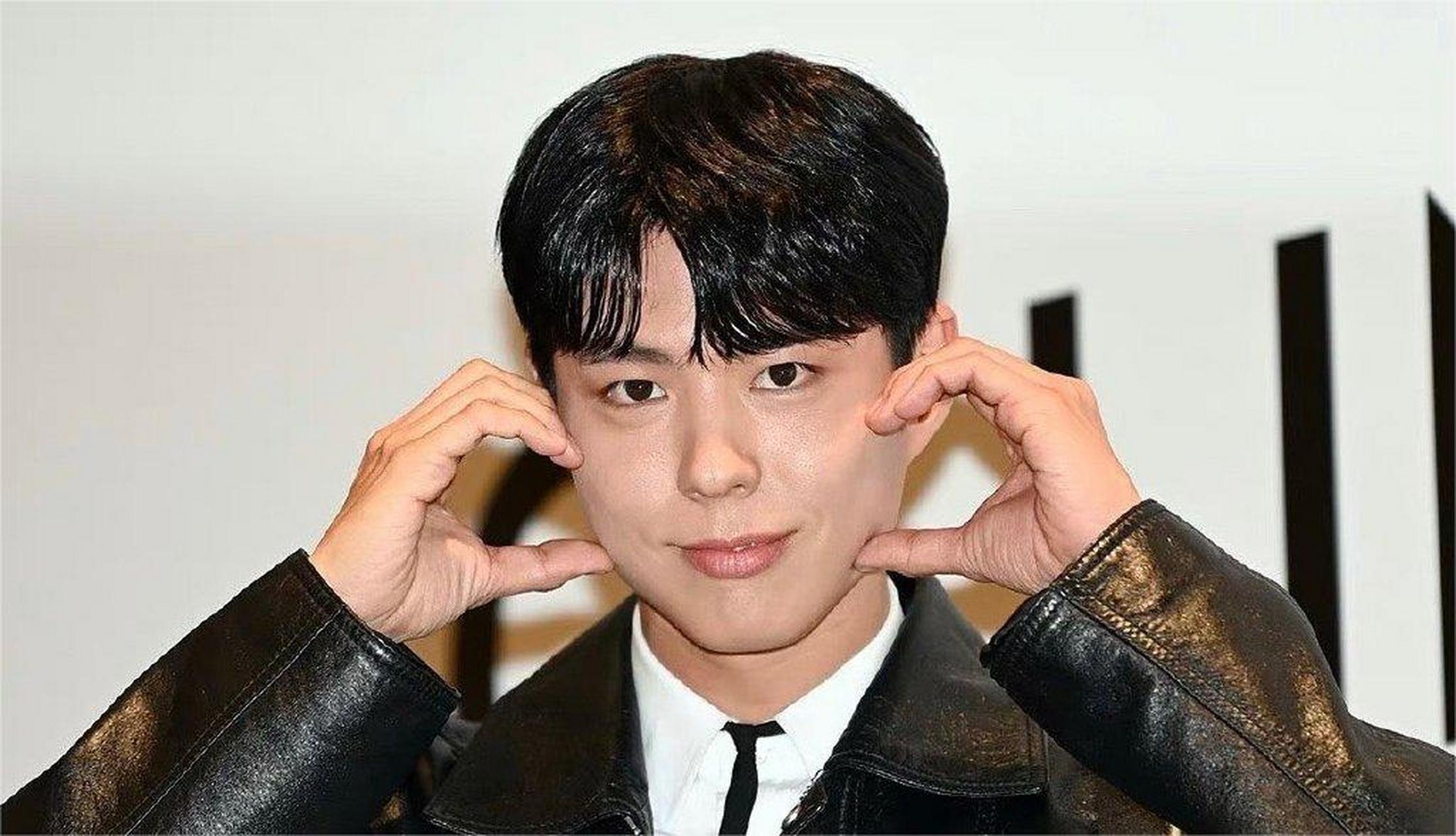 好像有点变化,是胖了吗?#朴宝剑变化#   我咋看图片,这大腿是粗了!