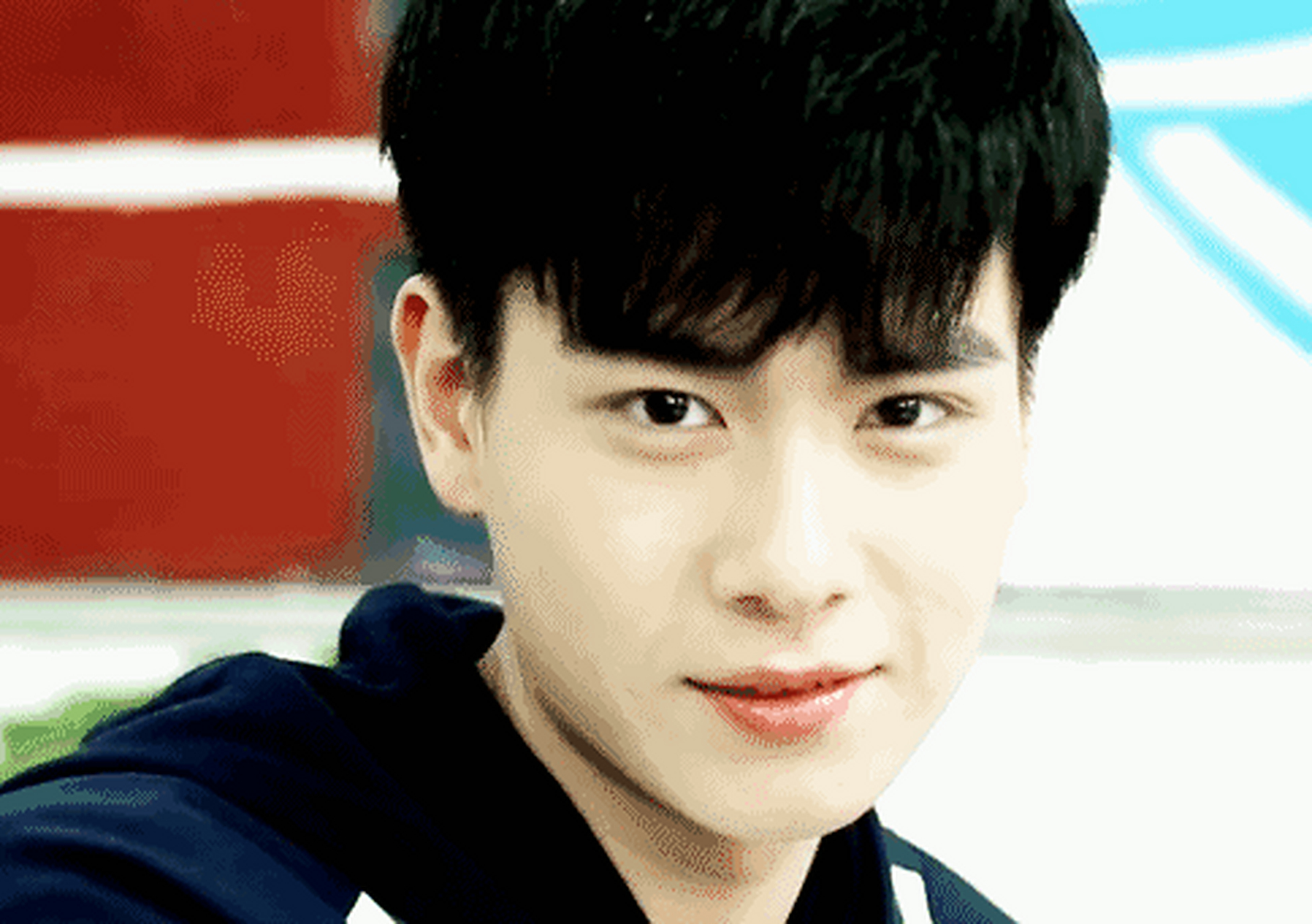 胡一天的眼睛属于杏眼,眼尾较长而且上翘