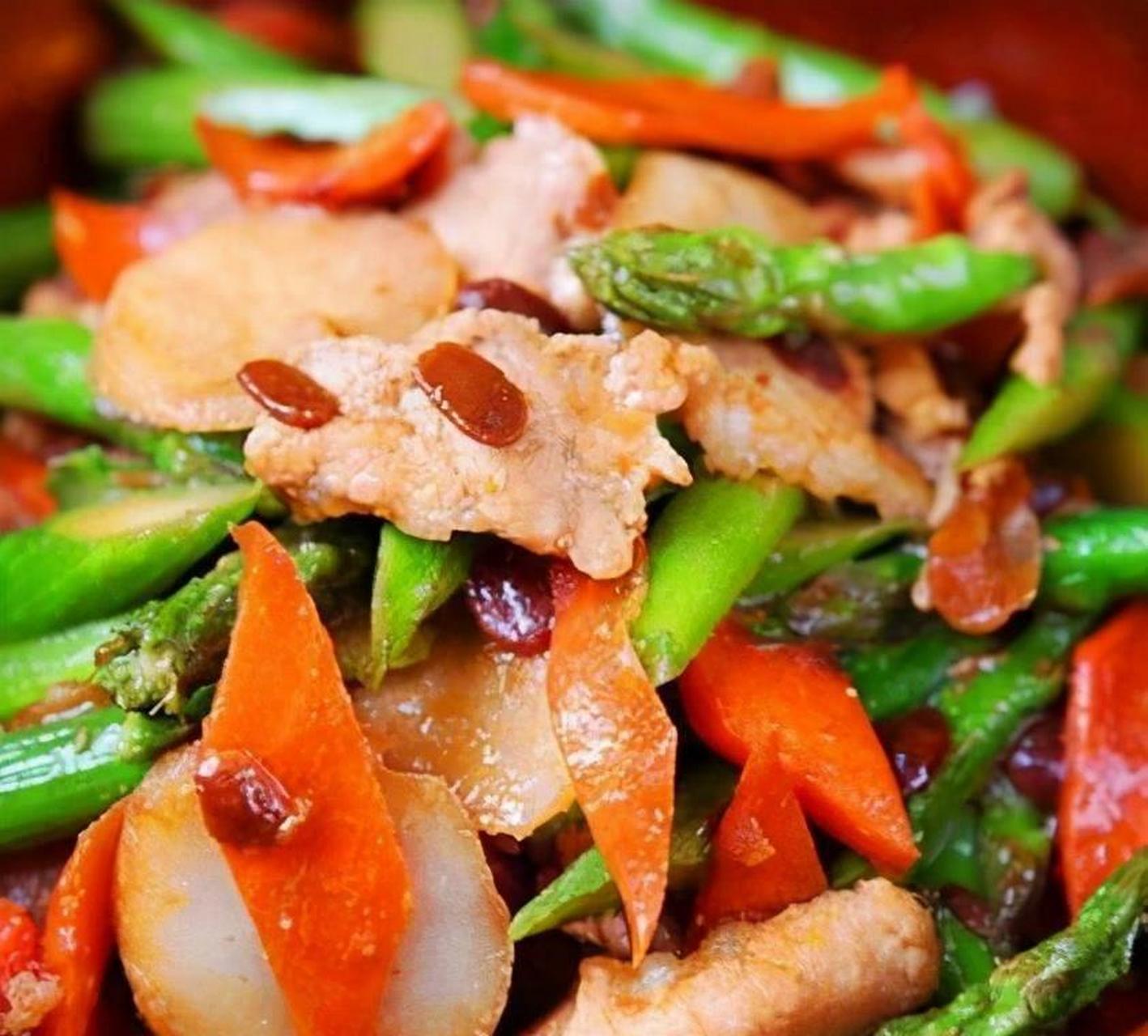 清炒猪肉片芦笋 实践: 1,芦笋老根切去洗净.将荸荠切片.