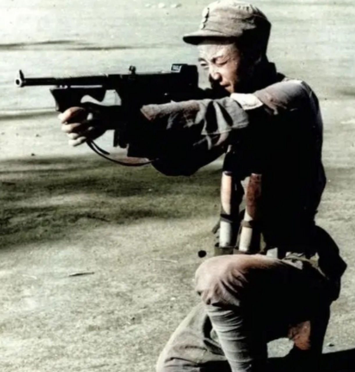 一位正在刻苦练习射击的八路军战士