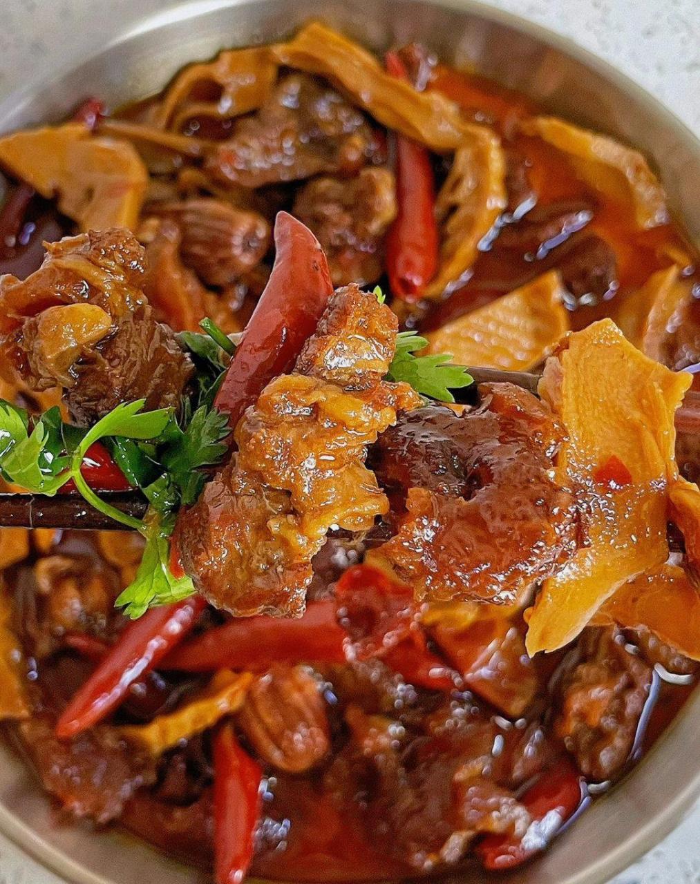 香香辣辣好吃不腻的竹笋烧牛肉～～?做法: 1?